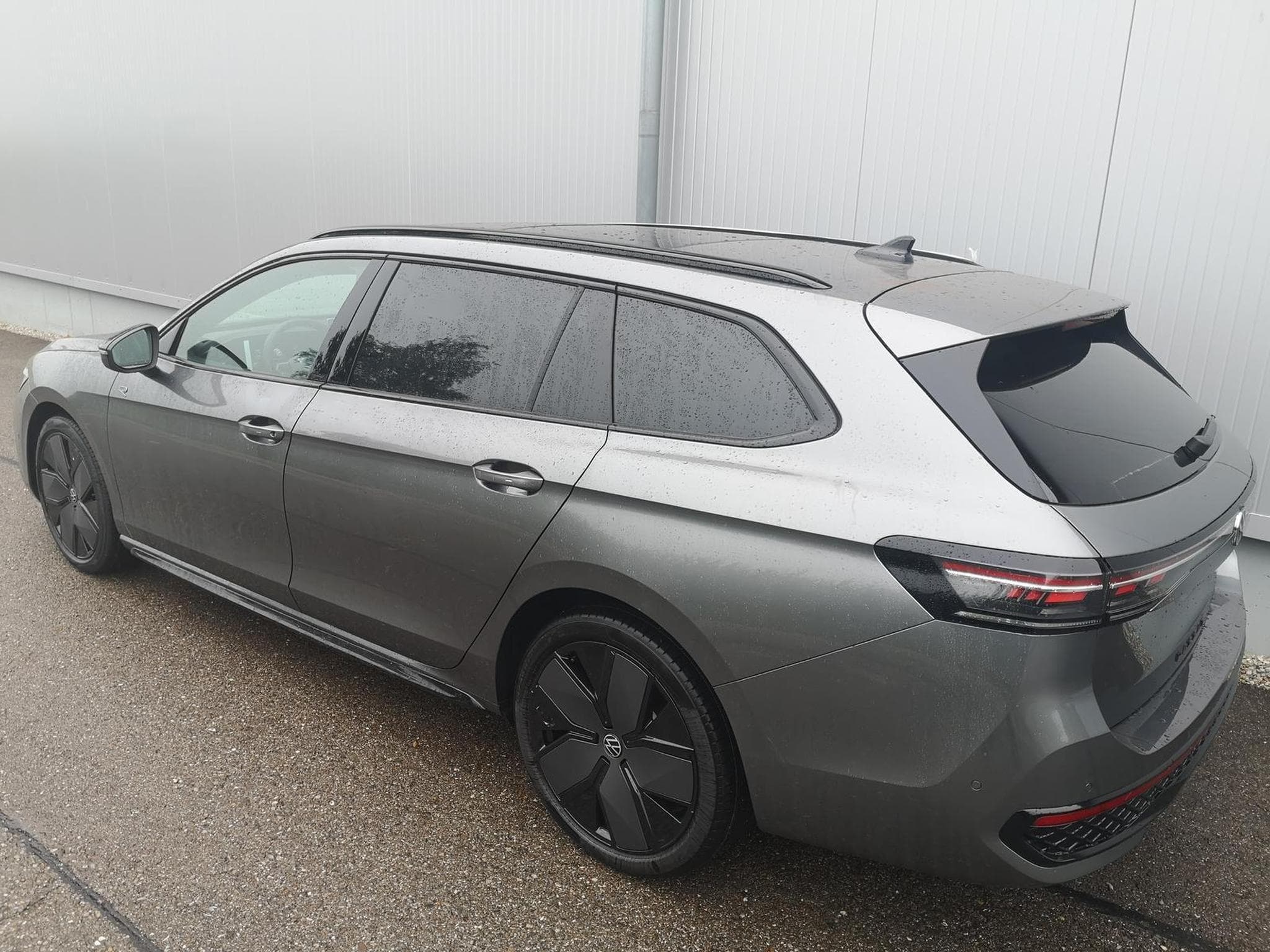 VW Passat Variant 2.0 TDI 142 kW 4Motion R-Line (2026) - Photo 2