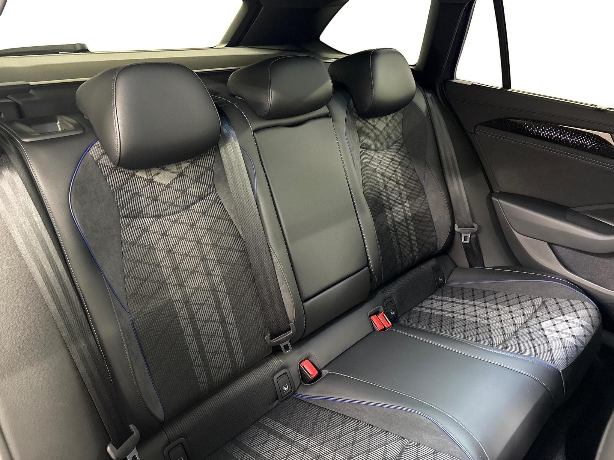 VW Passat Variant R-Line (2025) - Photo 22