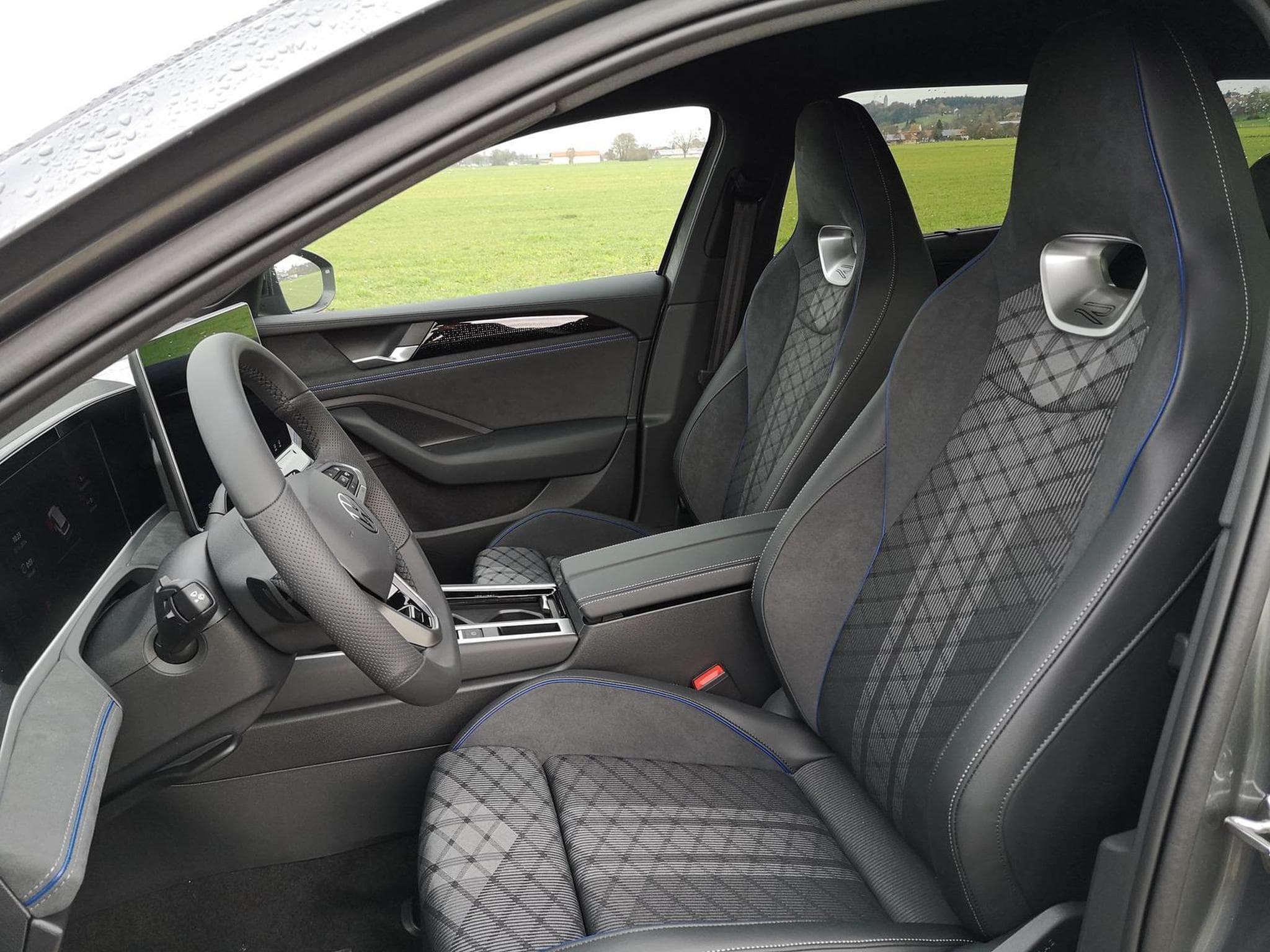 VW Passat Variant 2.0 TDI 142 kW 4Motion R-Line (2026) - Photo 9