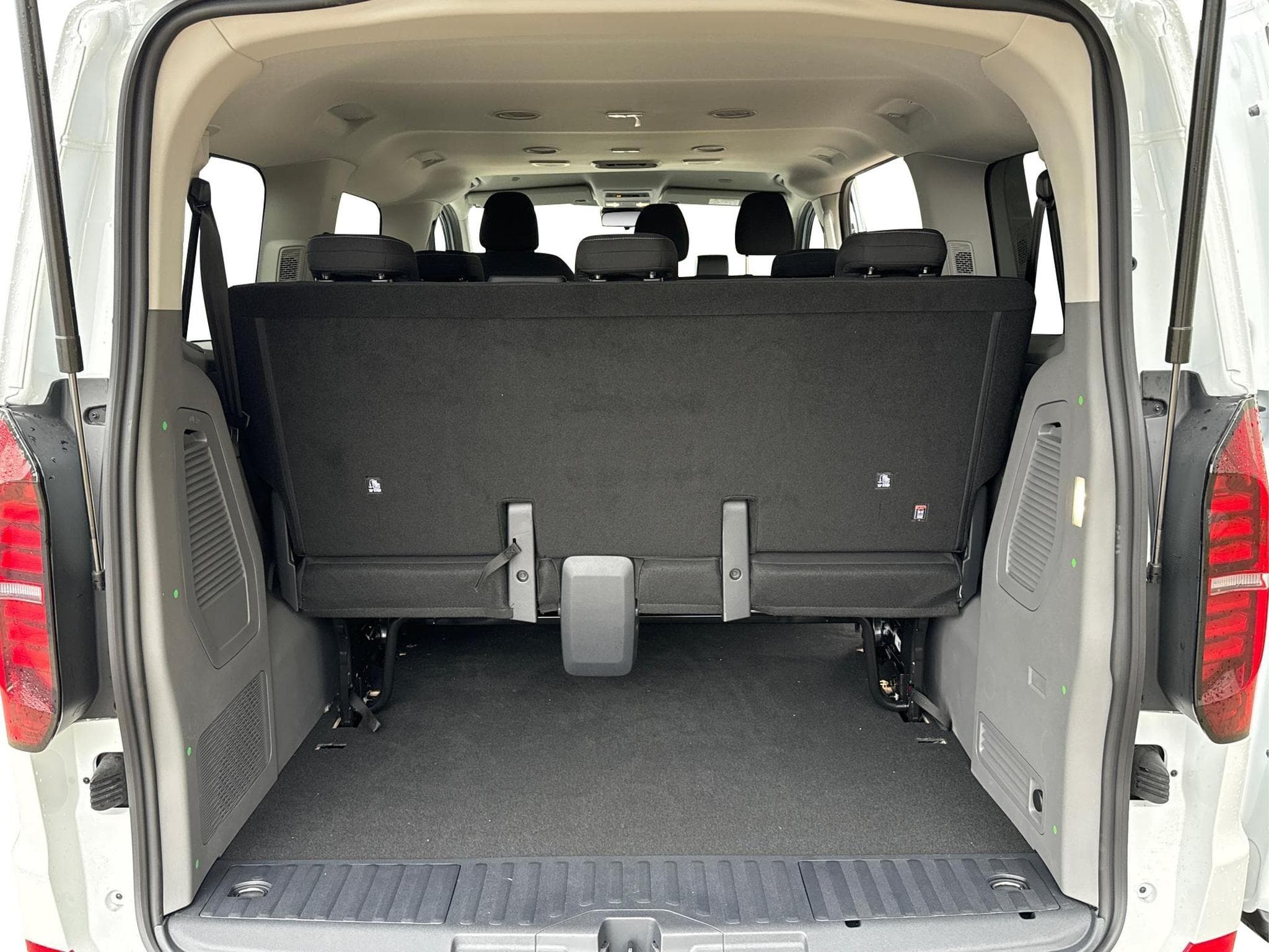 VW T7 Basis (2025) - Photo 11