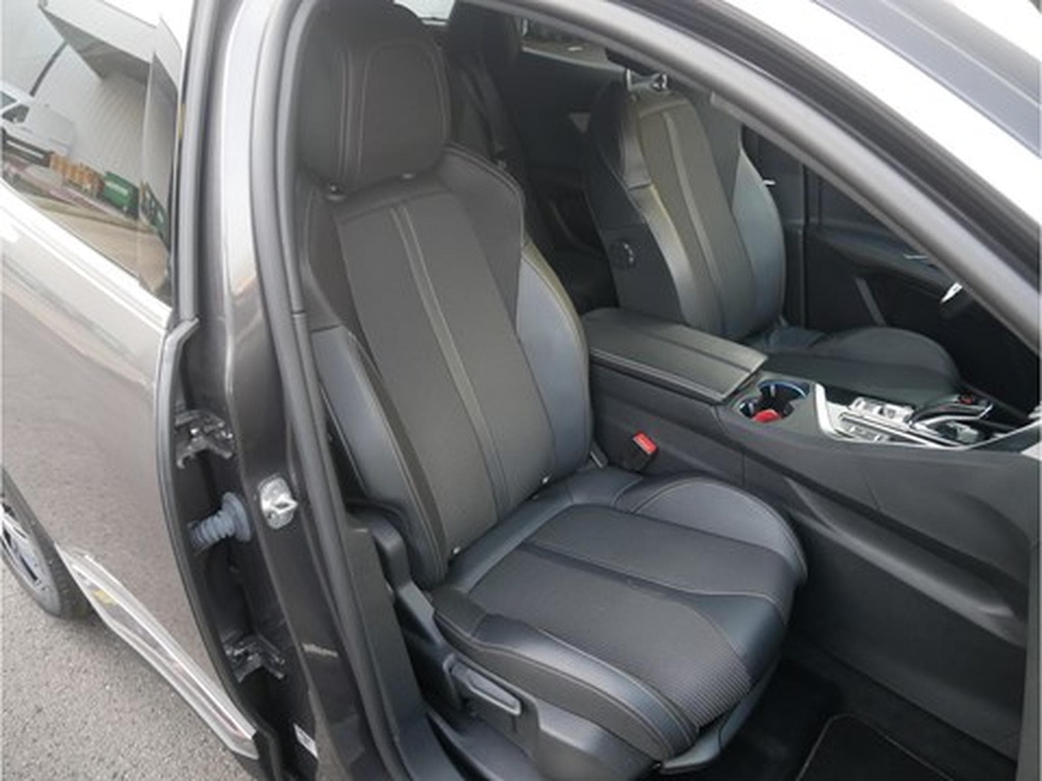 Peugeot 3008 1.5BlueHDi S&S GT A8 130cv (2022) - Photo 4