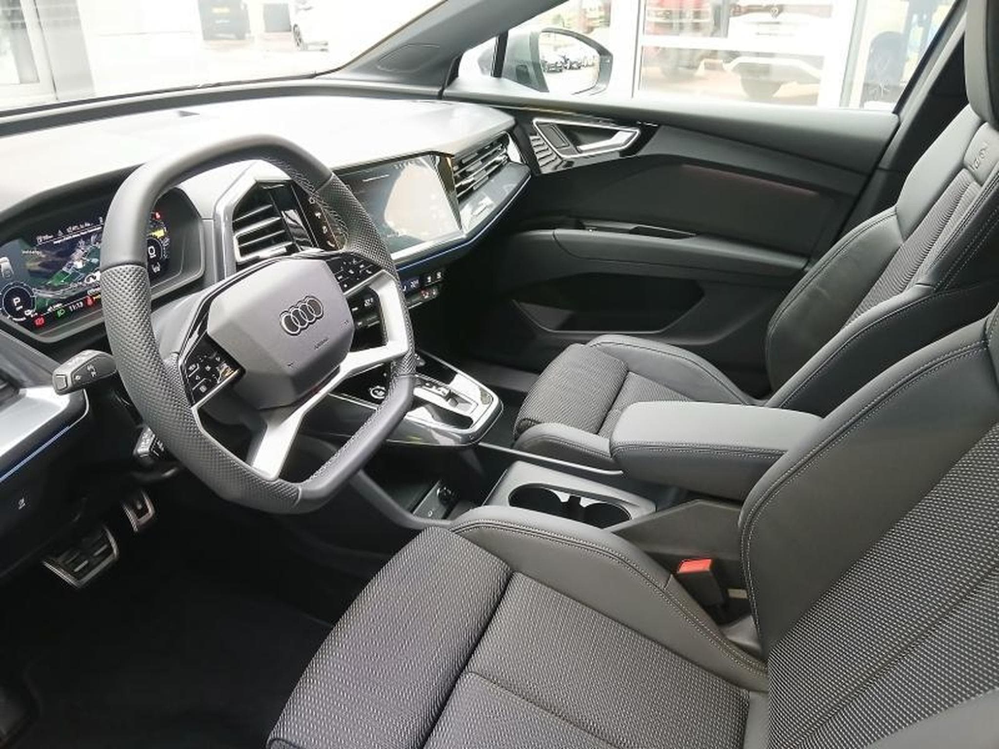 Audi Q4 e-tron Sportback 45 e-tron (2025) - Photo 9