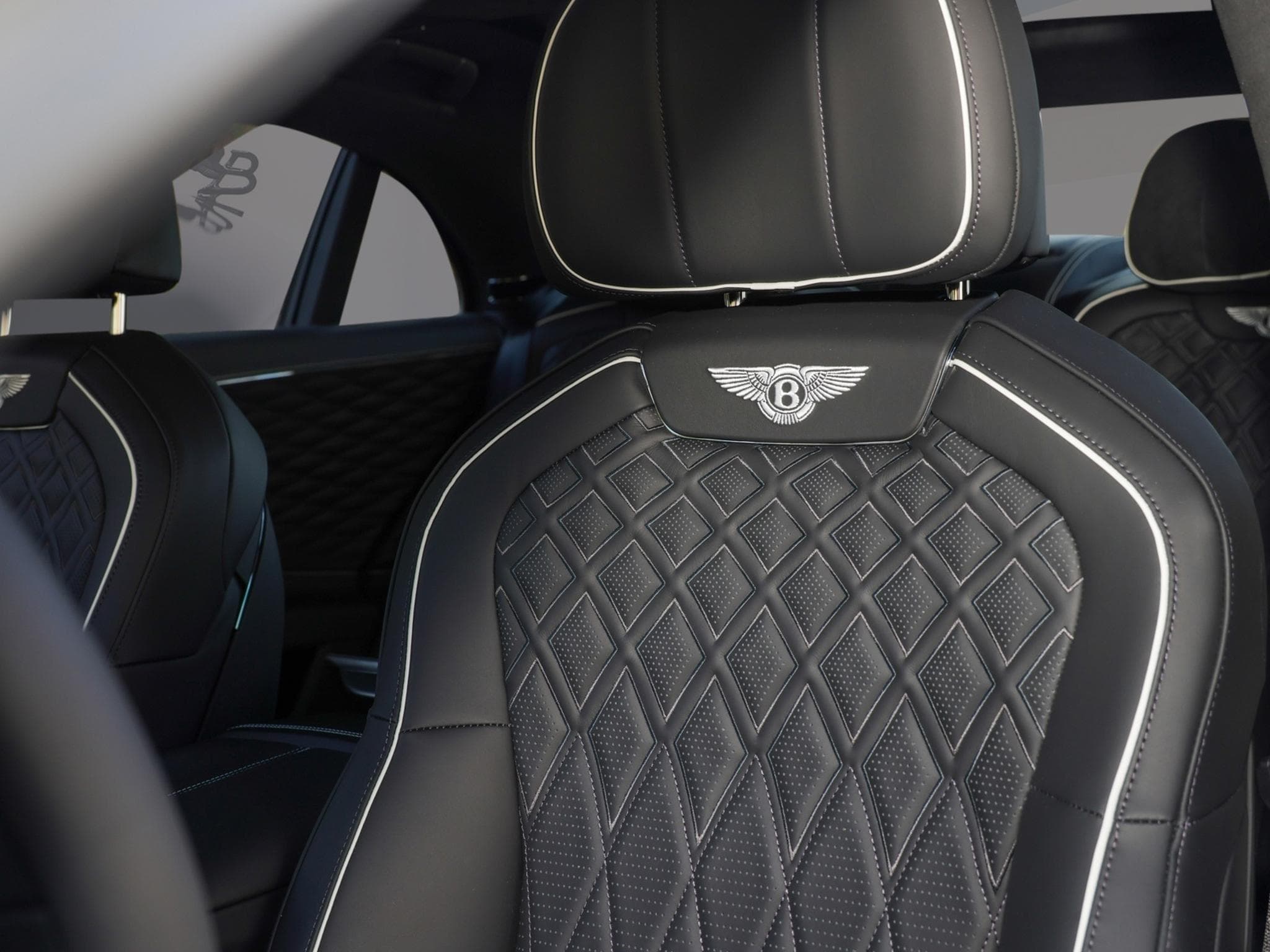 Bentley Flying Spur Azure V8 (2025) - Photo 9