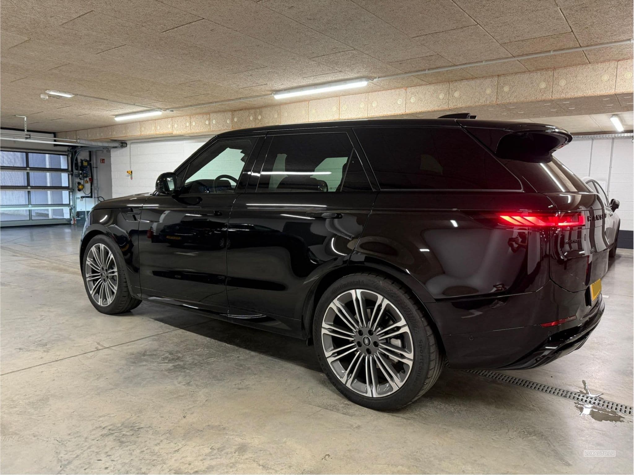 Land-Rover Range Rover Sport 300D Dynamic HSE Edition Santorini Black (2025) - Photo 2