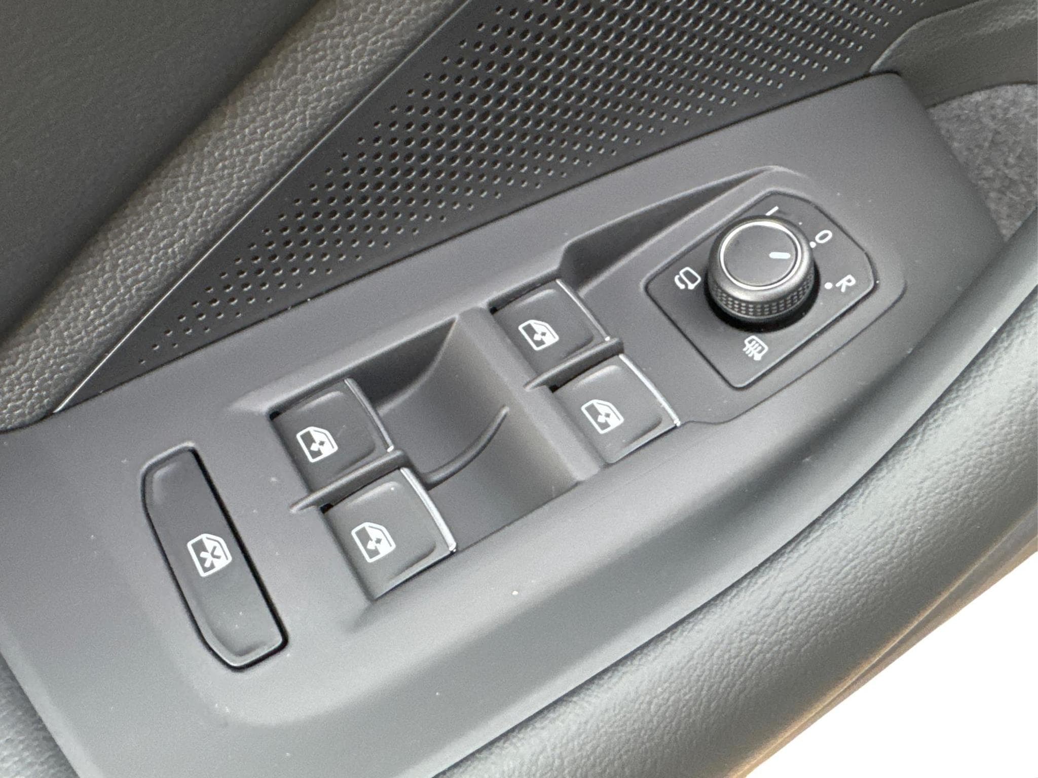 VW Passat Variant Business (2025) - Photo 17