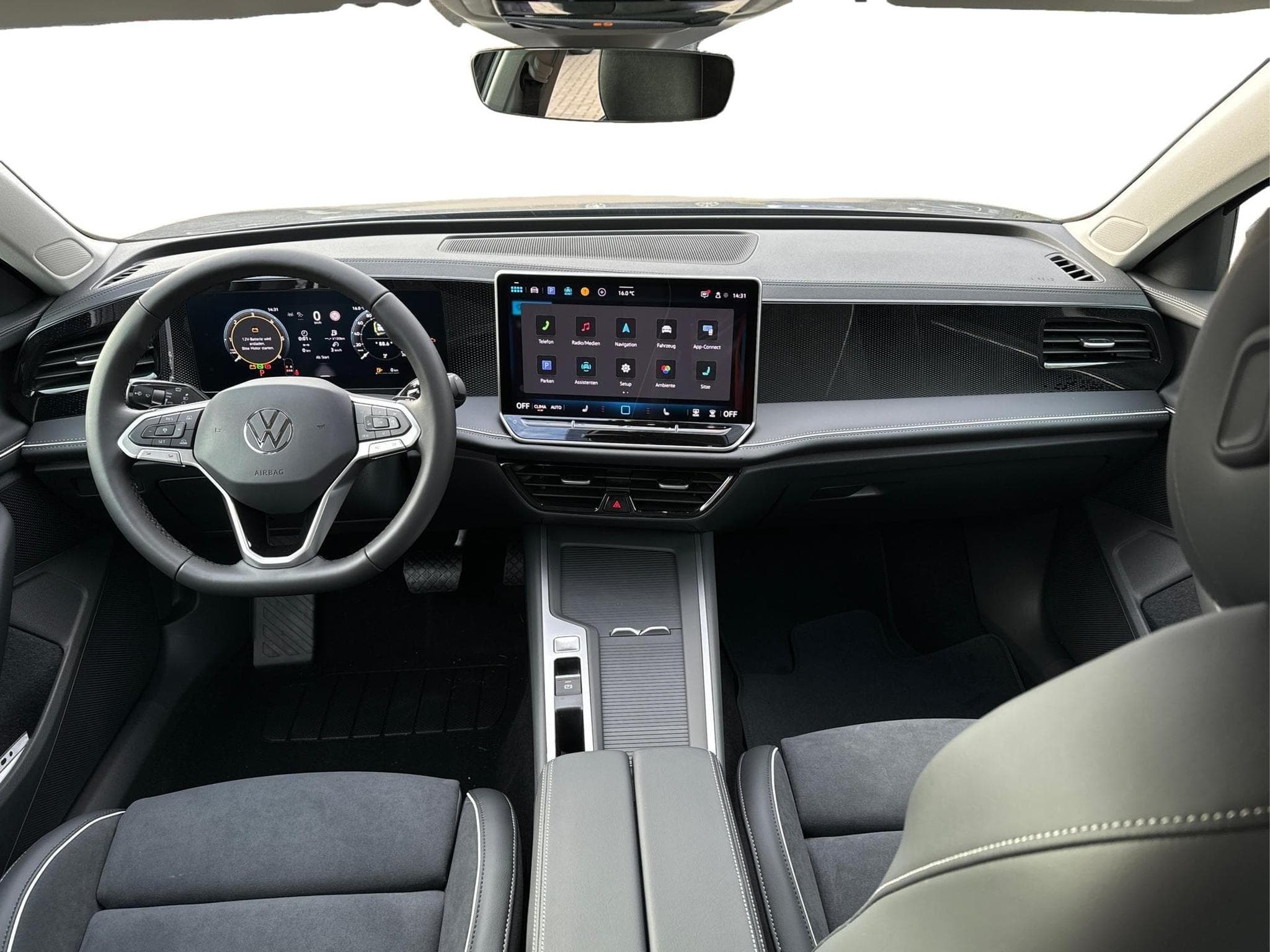 VW Passat Variant Business (2025) - Photo 8