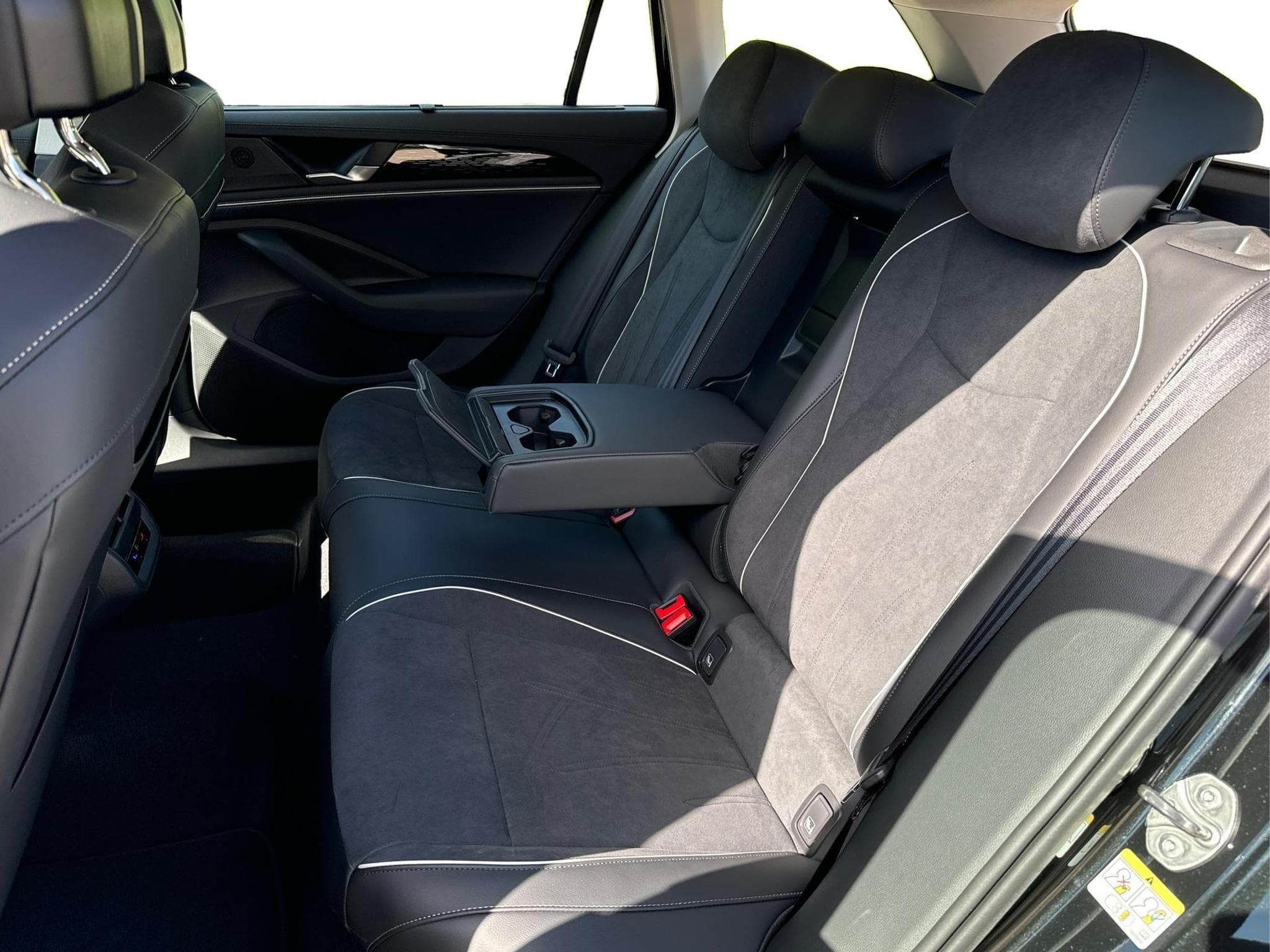 VW Passat Variant Elegance (2025) - Photo 15