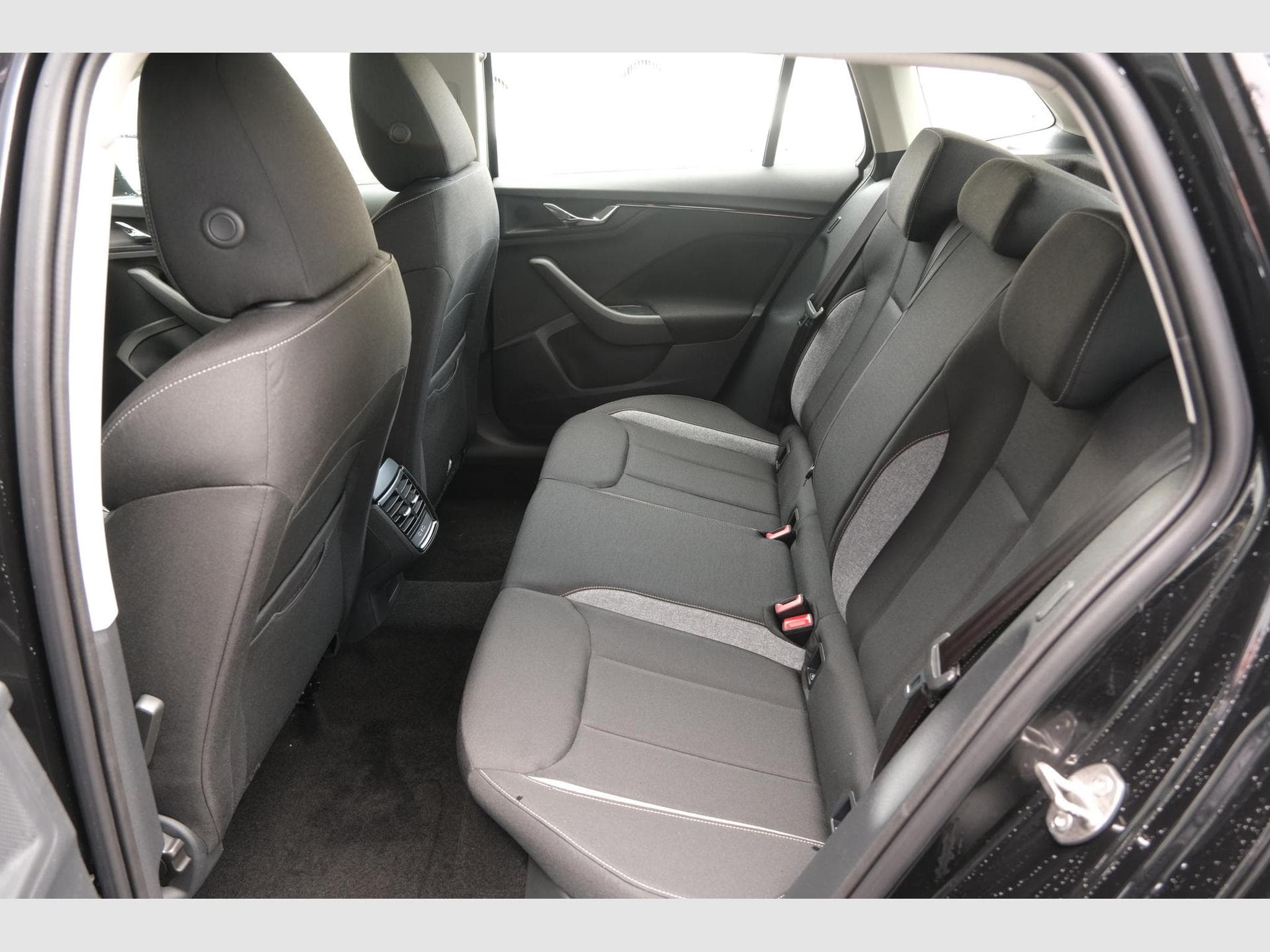 Skoda Scala 1.0 TSI DSG (2025) - Photo 9