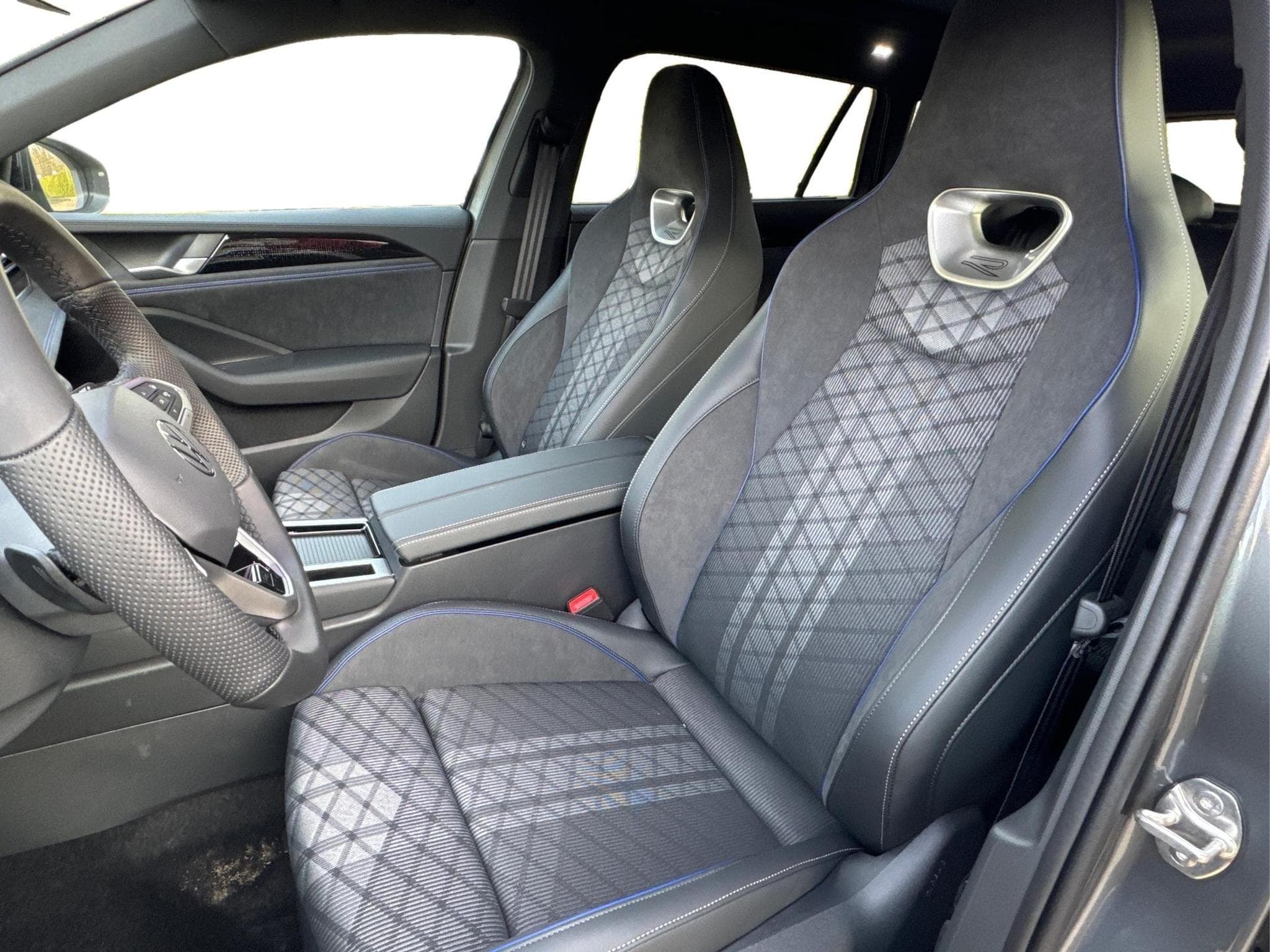 VW Passat Variant R-Line (2025) - Photo 13