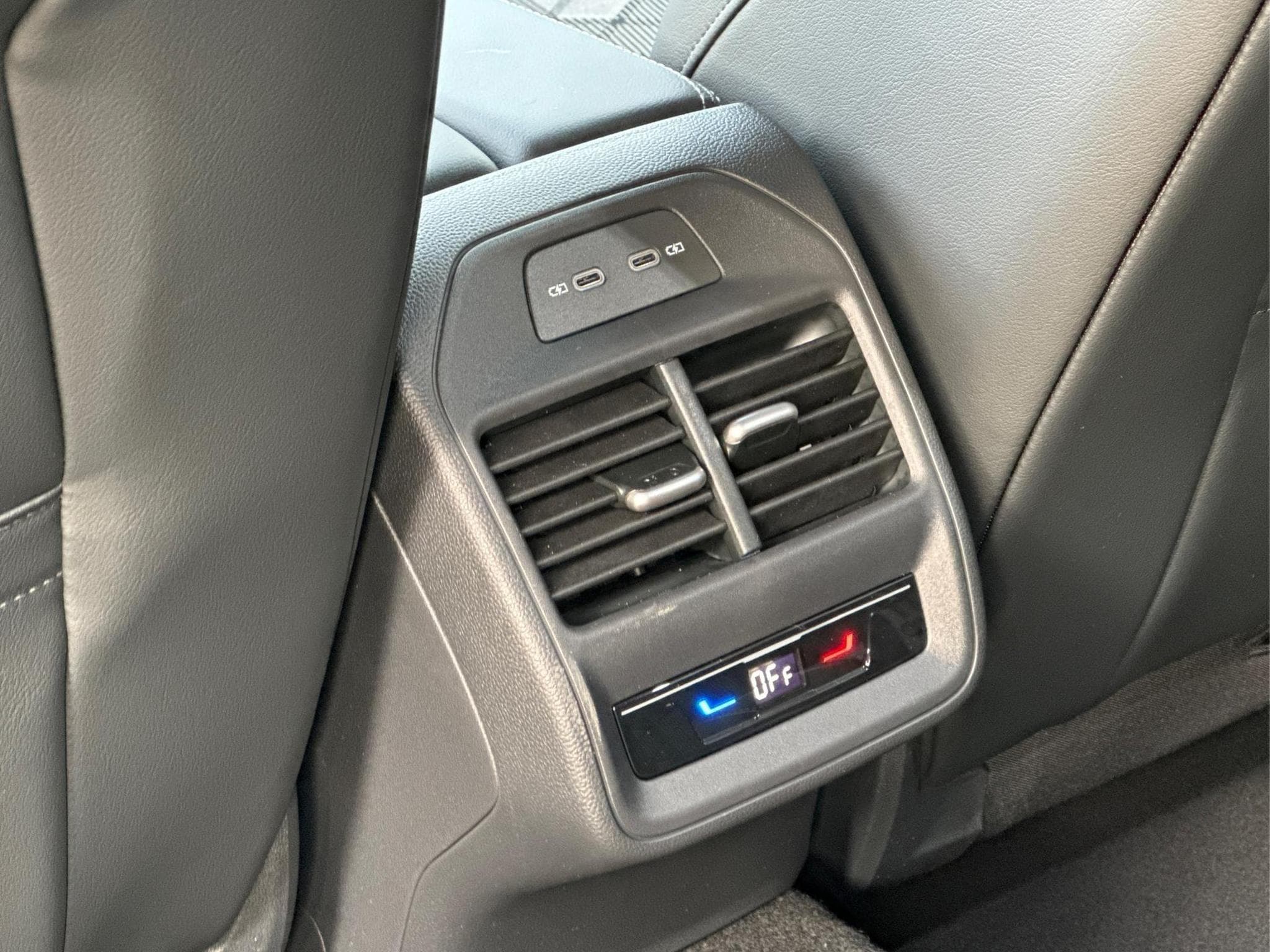 VW Passat Variant R-Line (2025) - Photo 15