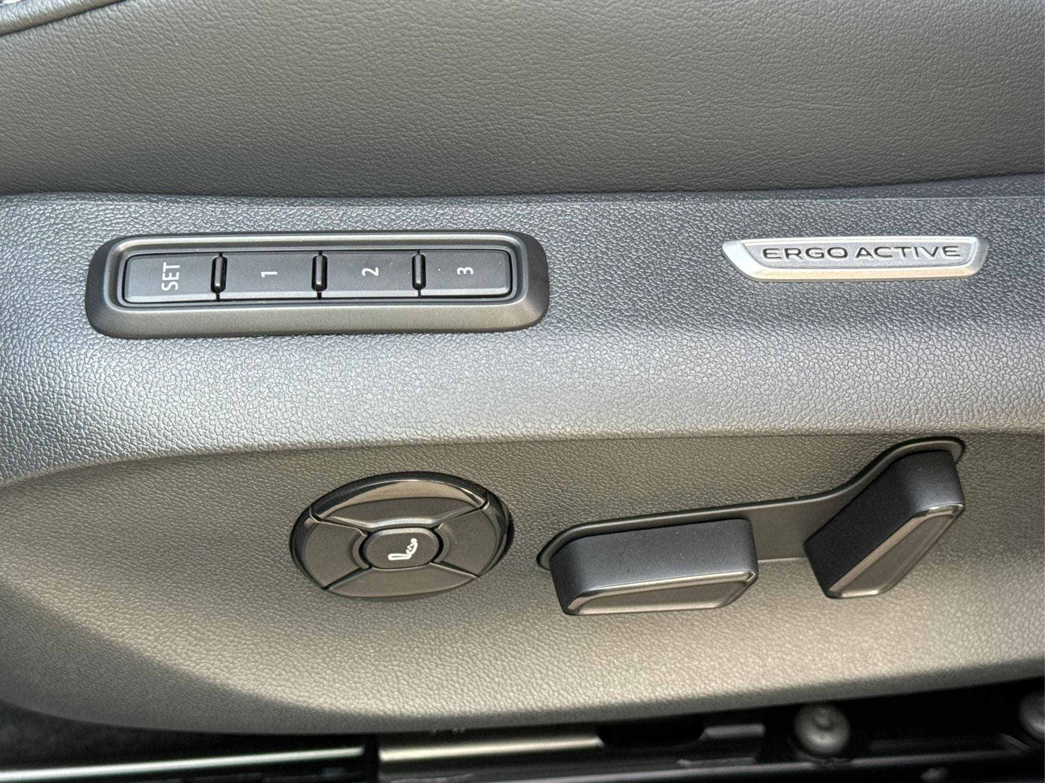 VW Passat Variant R-Line (2025) - Photo 16