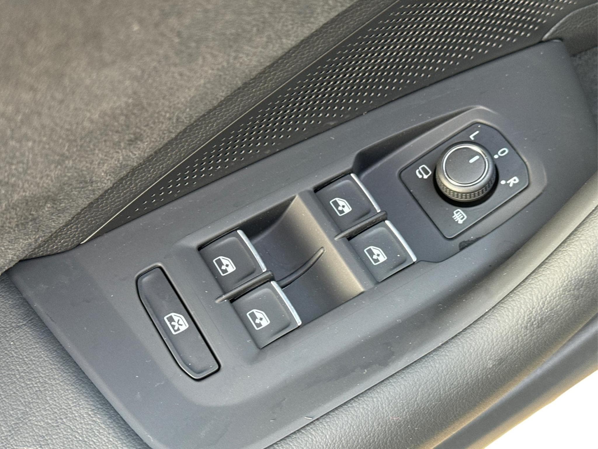VW Passat Variant R-Line (2025) - Photo 17