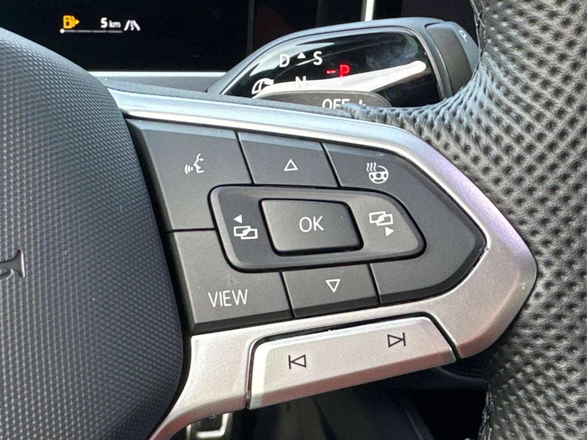 VW Passat Variant R-Line (2025) - Photo 23