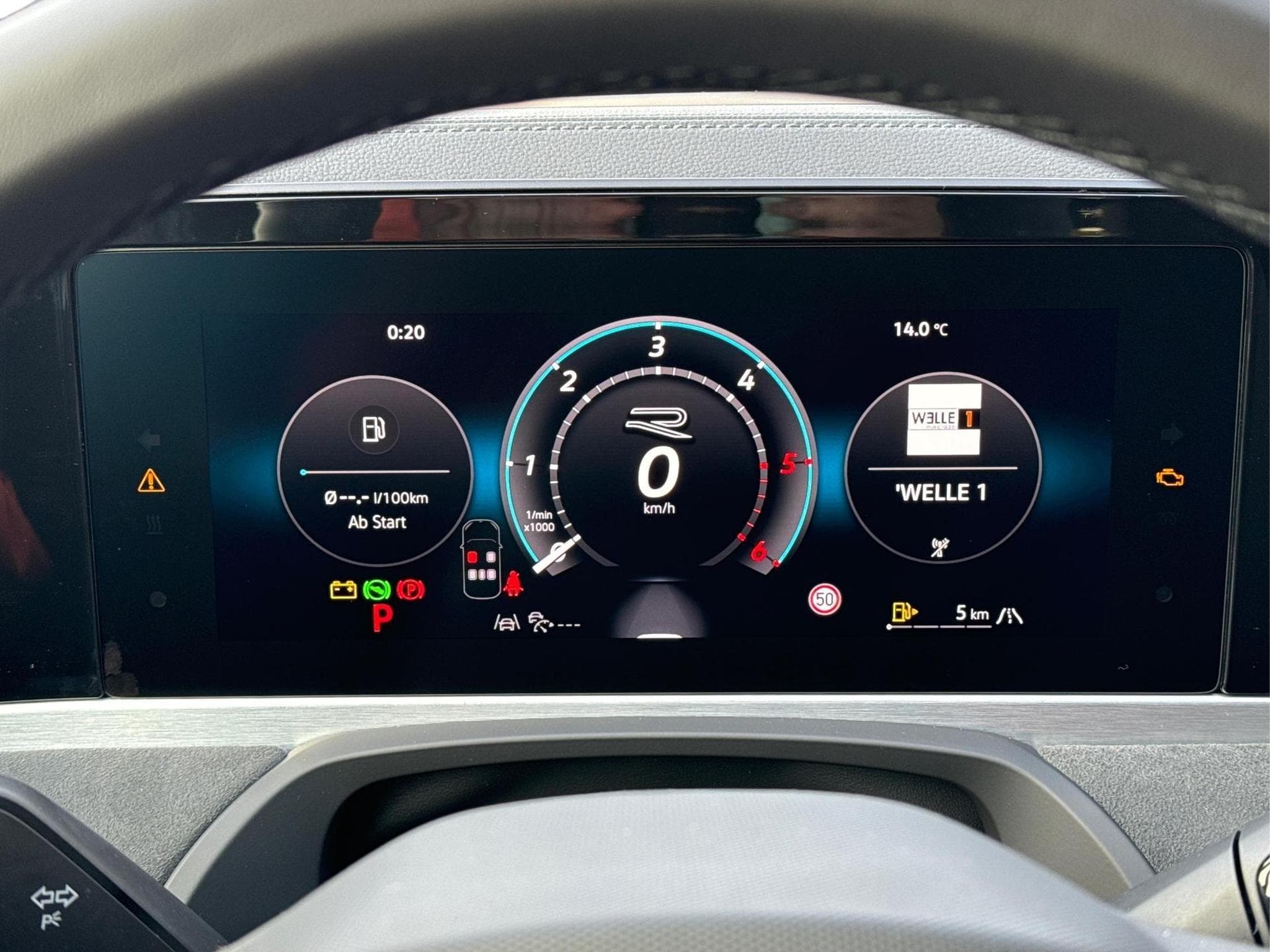 VW Passat Variant R-Line (2025) - Photo 24