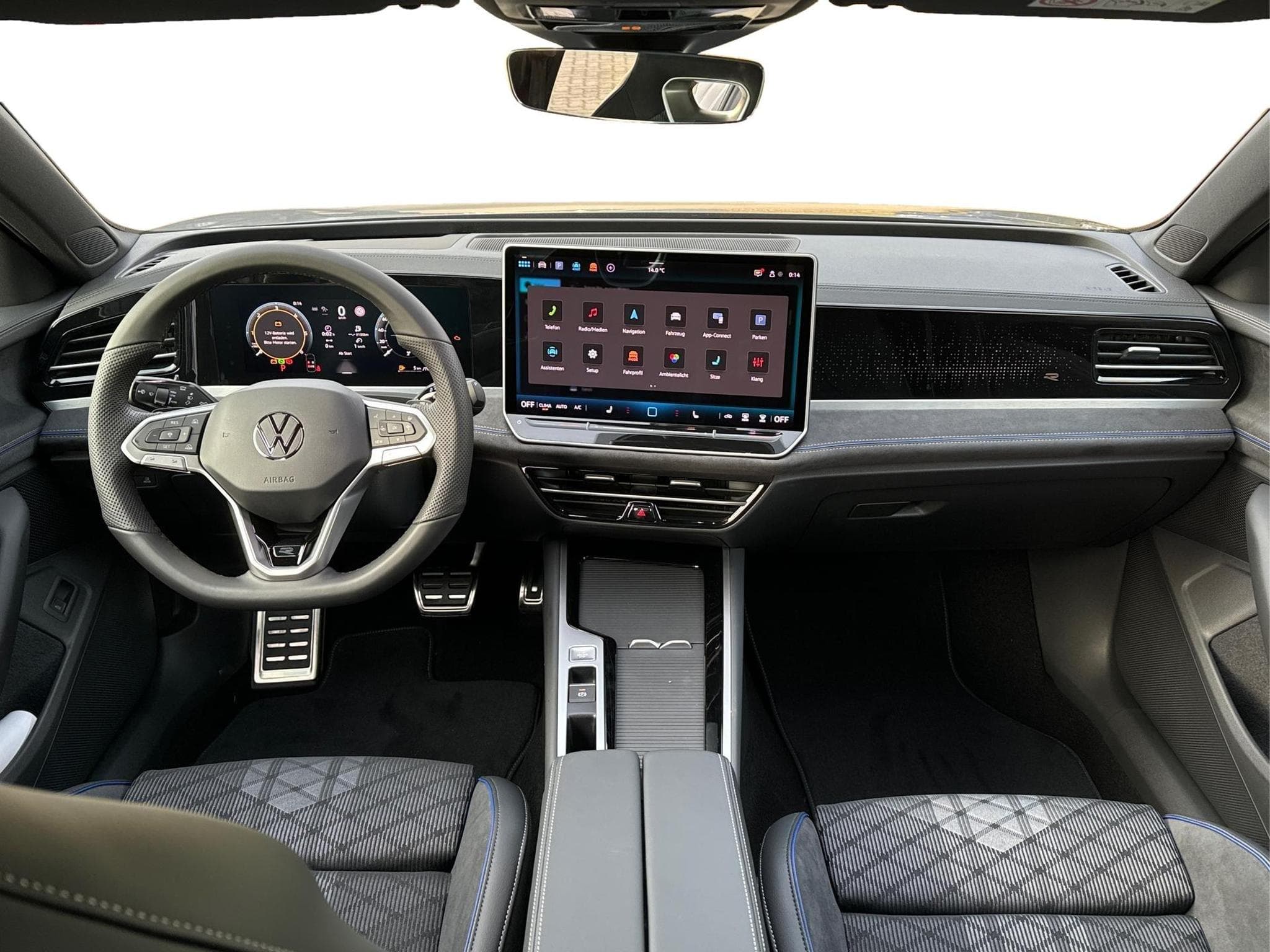 VW Passat Variant R-Line (2025) - Photo 9