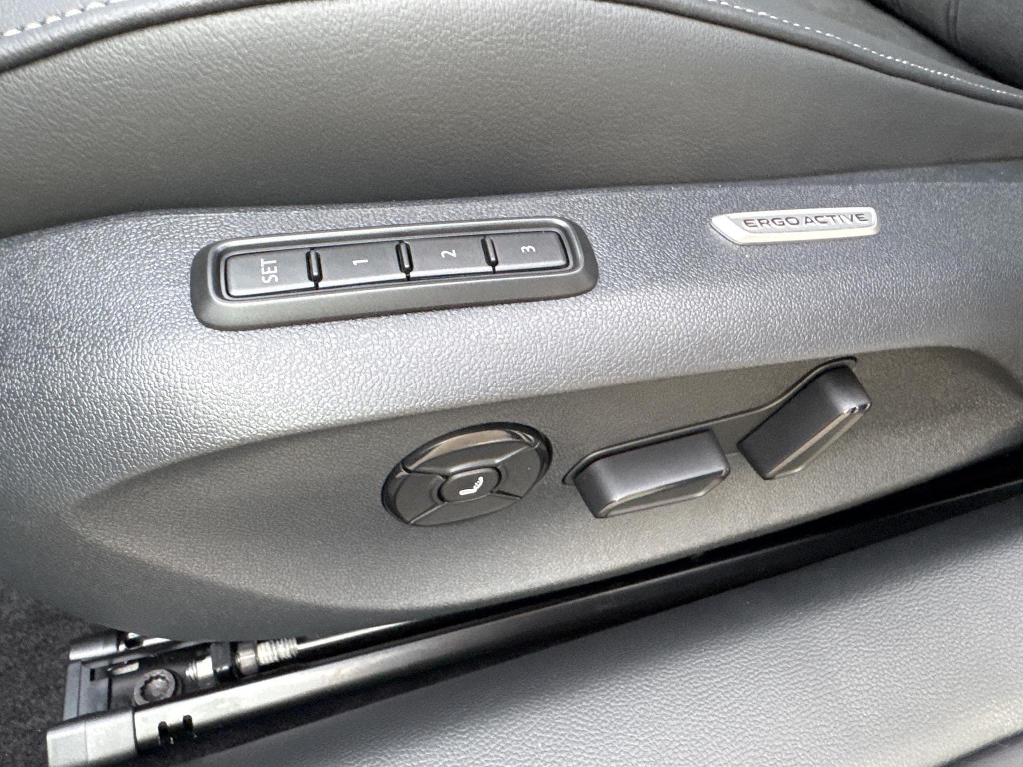 VW Passat Variant Business (2025) - Photo 19