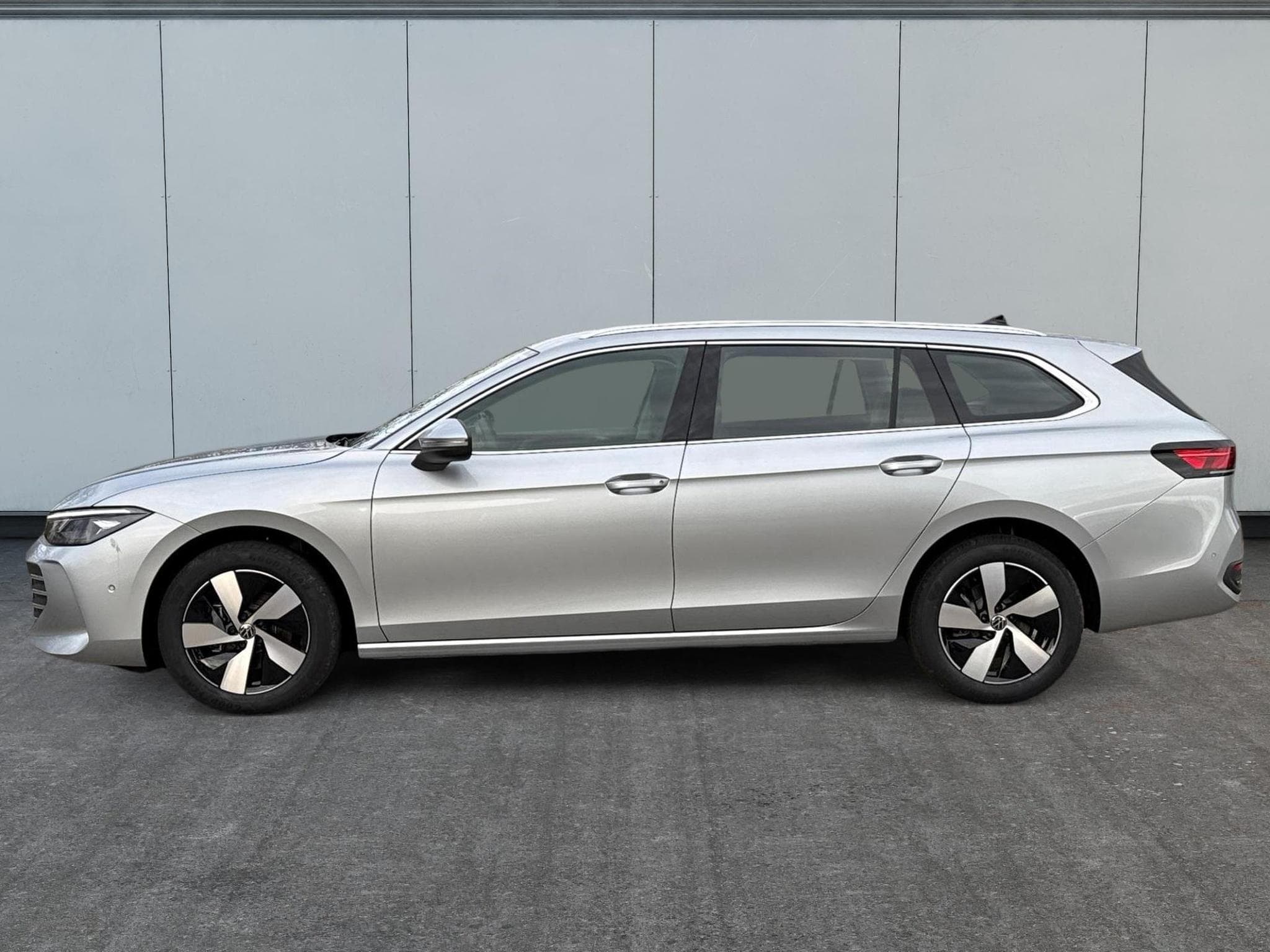 VW Passat Variant Business (2025) - Photo 2