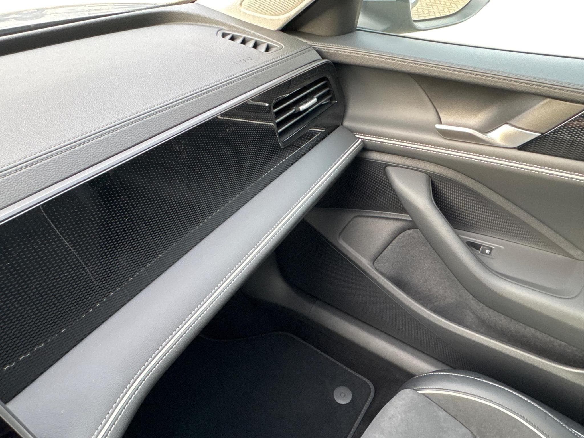 VW Passat Variant Business (2025) - Photo 24