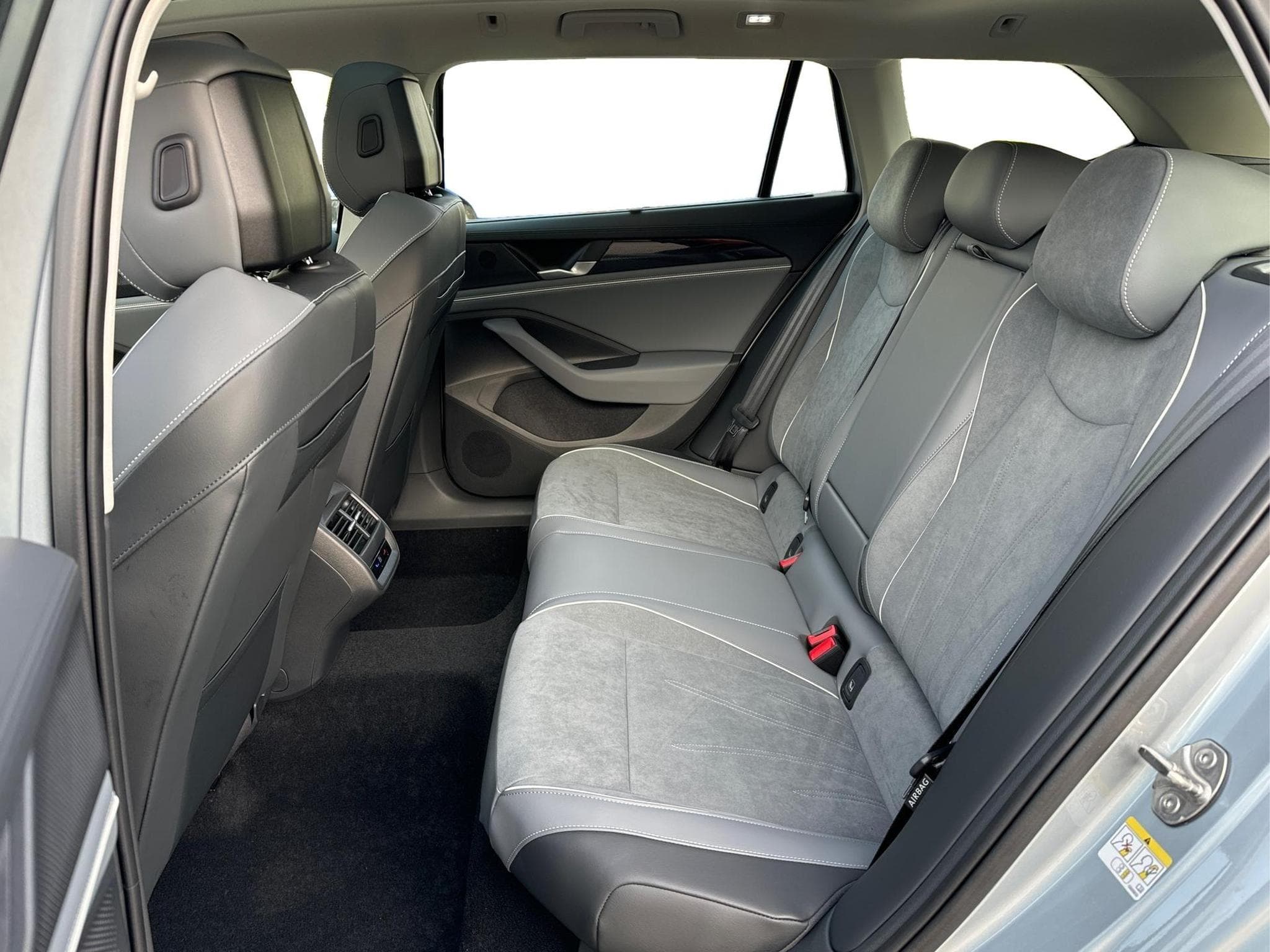 VW Passat Variant Business (2025) - Photo 17