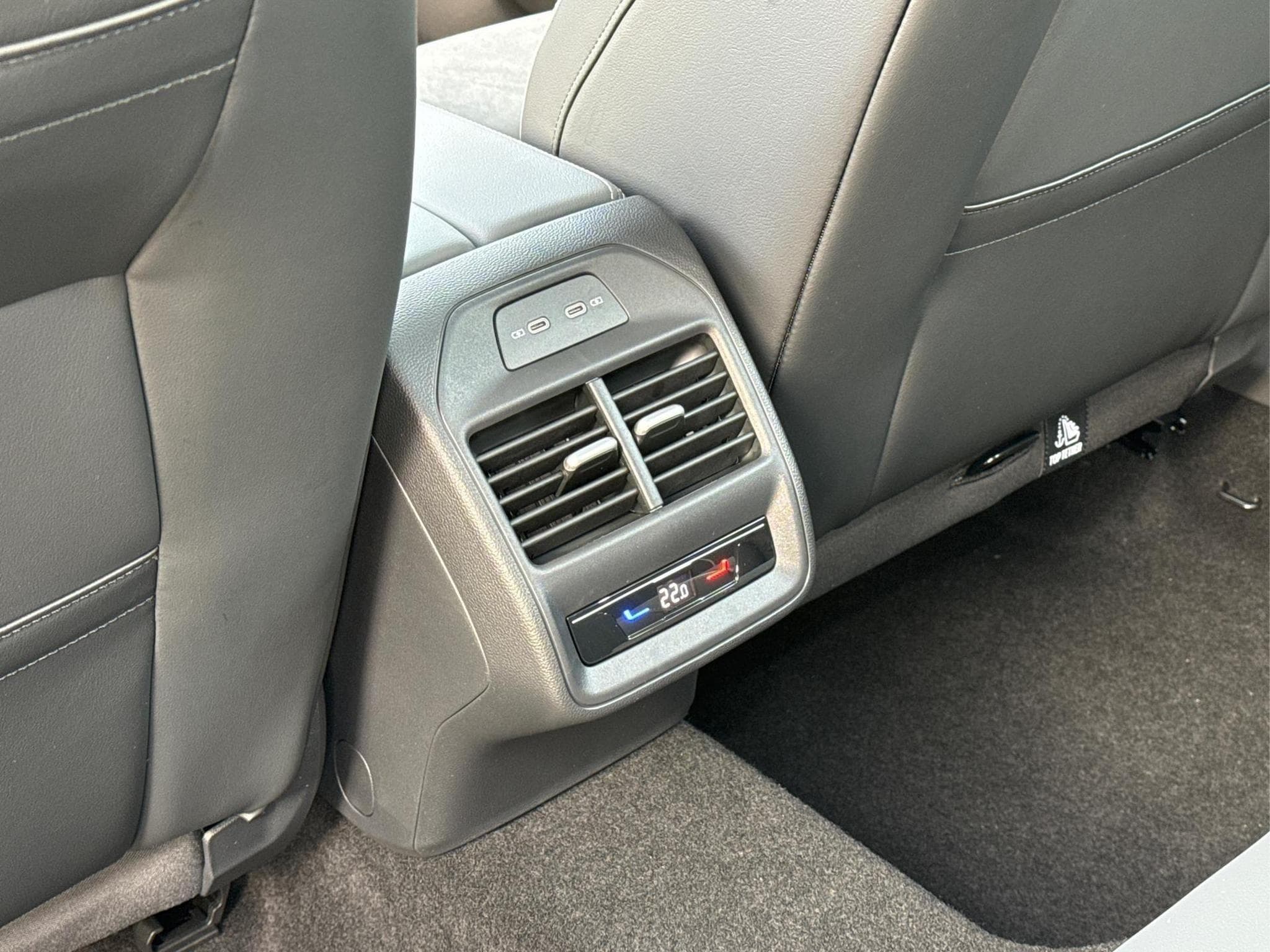 VW Passat Variant Business (2025) - Photo 18