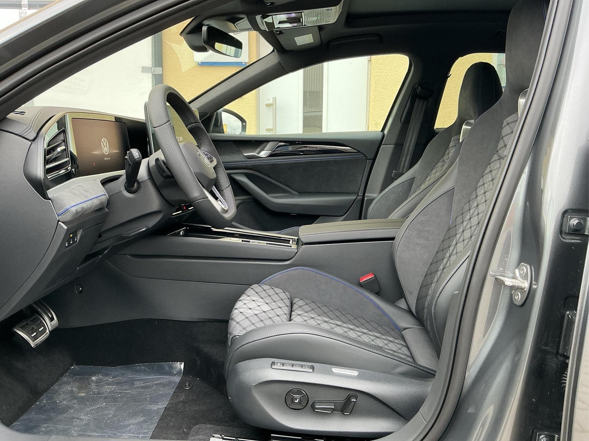 VW Passat Variant R-Line 4WD (2026) - Photo 10