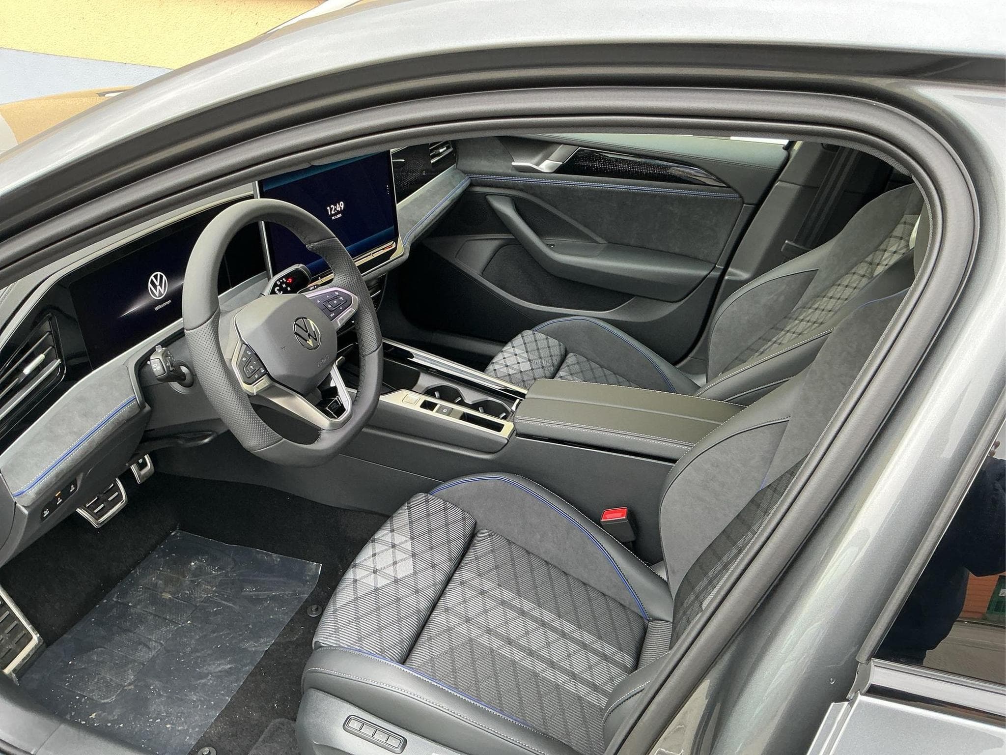 VW Passat Variant R-Line 4WD (2026) - Photo 11