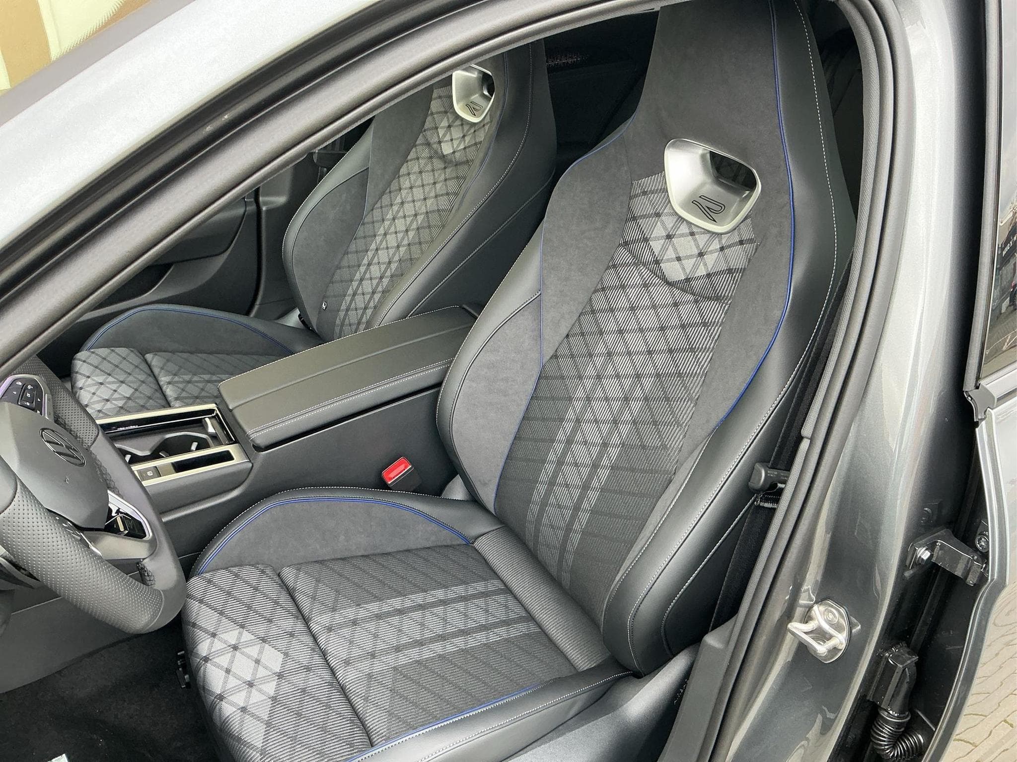 VW Passat Variant R-Line 4WD (2026) - Photo 12