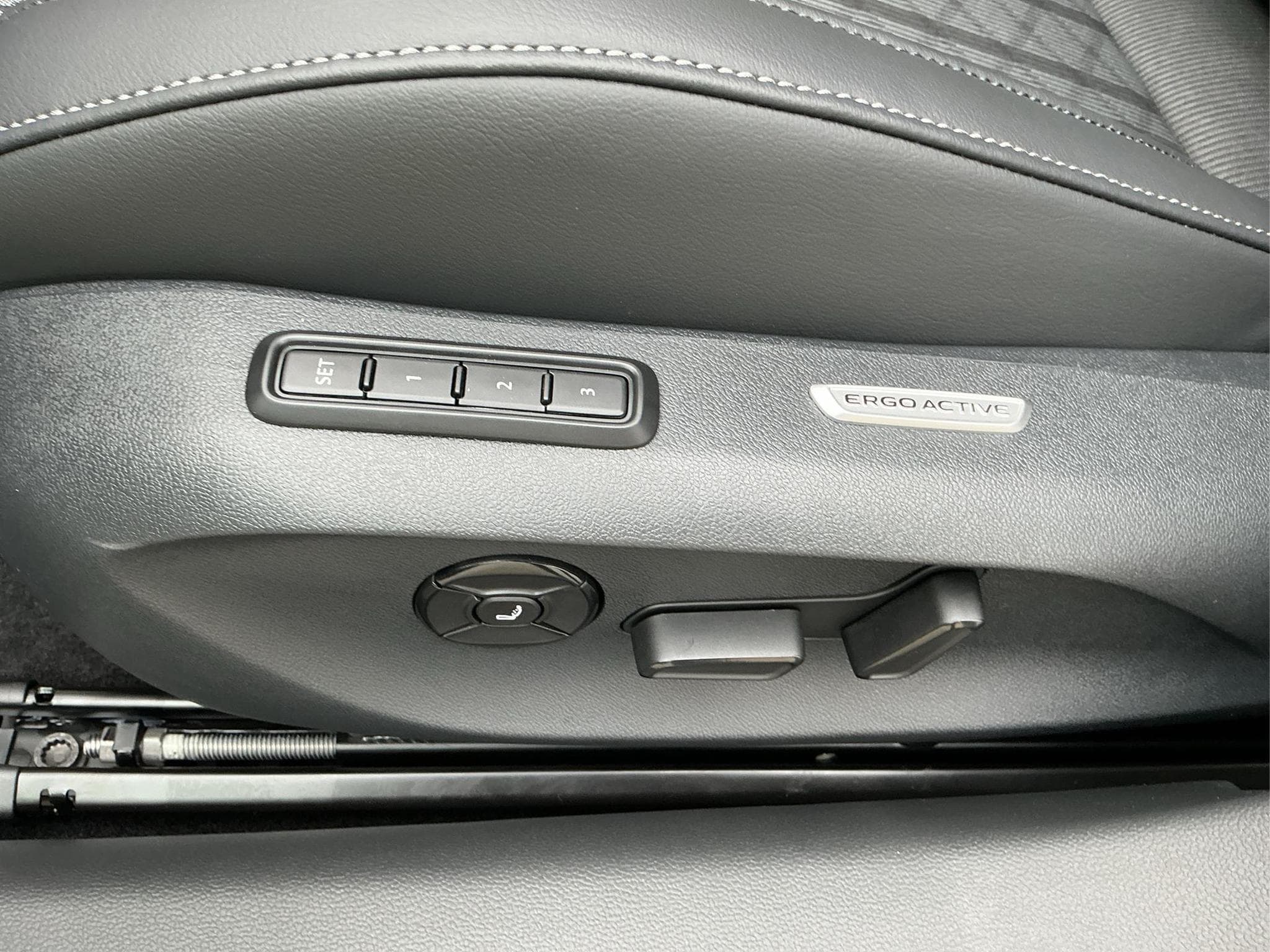 VW Passat Variant R-Line 4WD (2026) - Photo 15