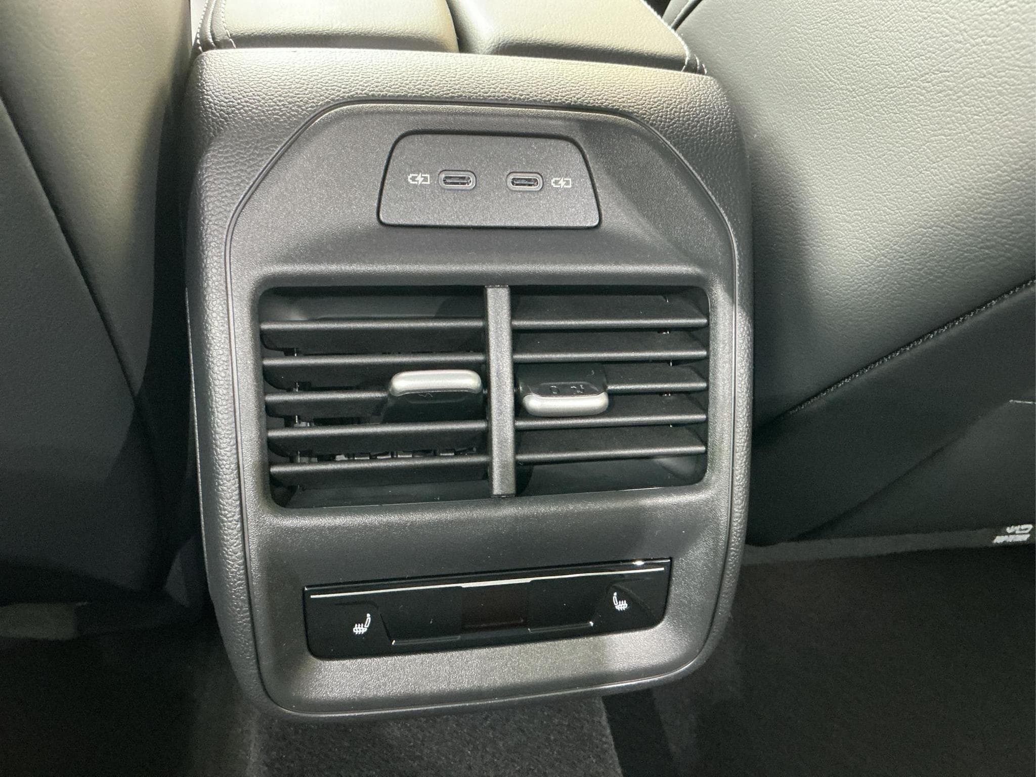 VW Passat Variant R-Line 4WD (2026) - Photo 17