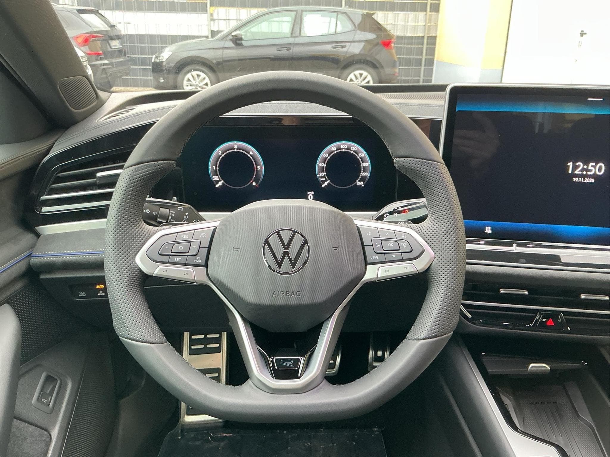 VW Passat Variant R-Line 4WD (2026) - Photo 18
