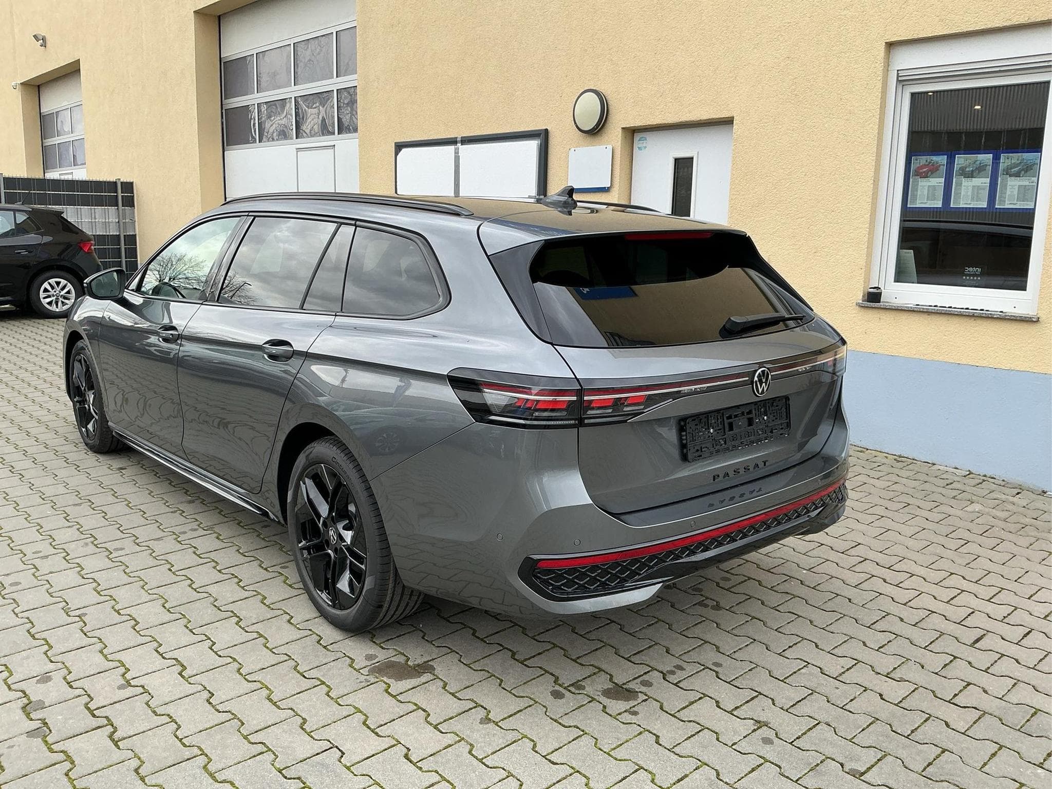 VW Passat Variant R-Line 4WD (2026) - Photo 4