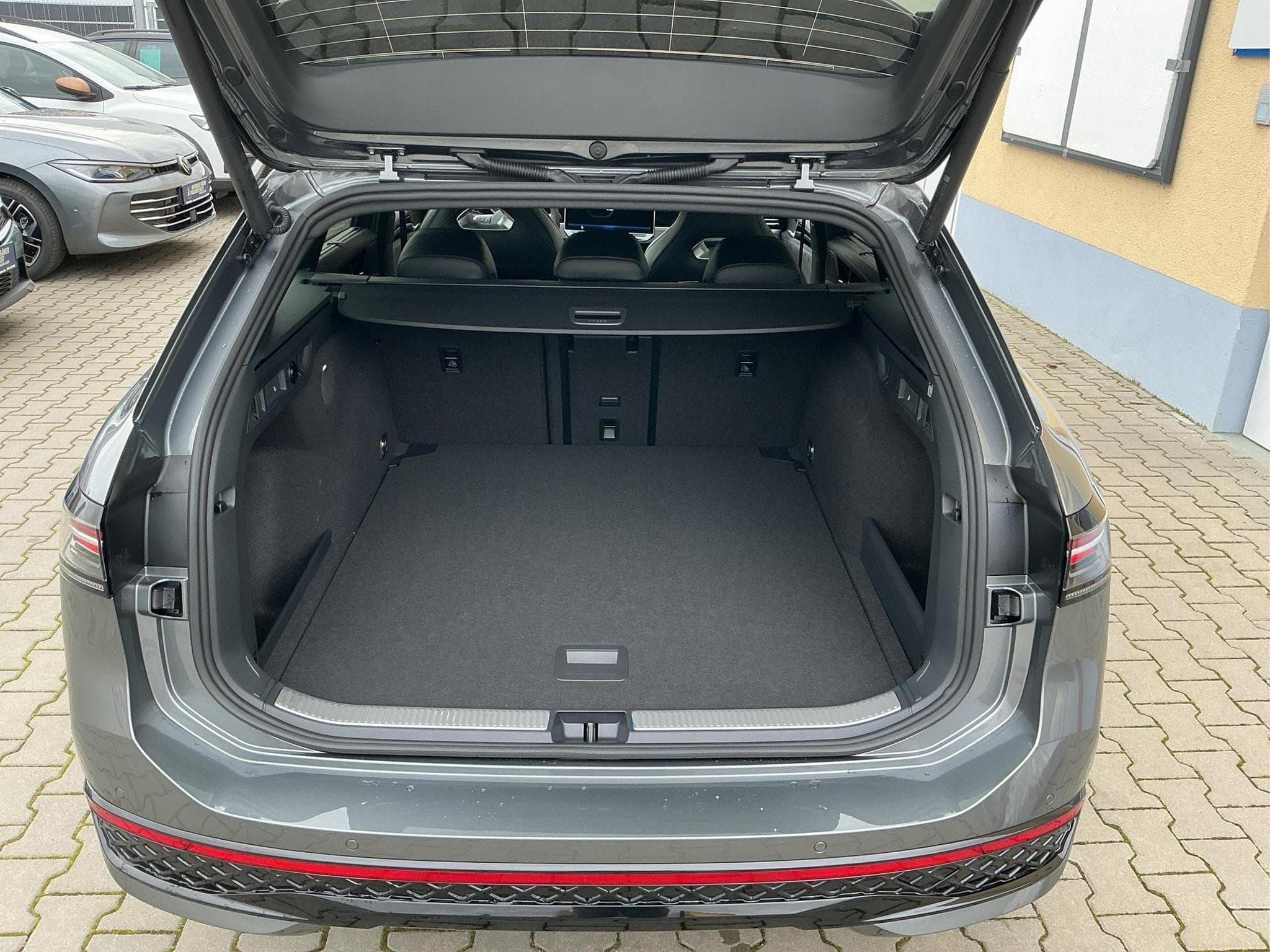 VW Passat Variant R-Line 4WD (2026) - Photo 6