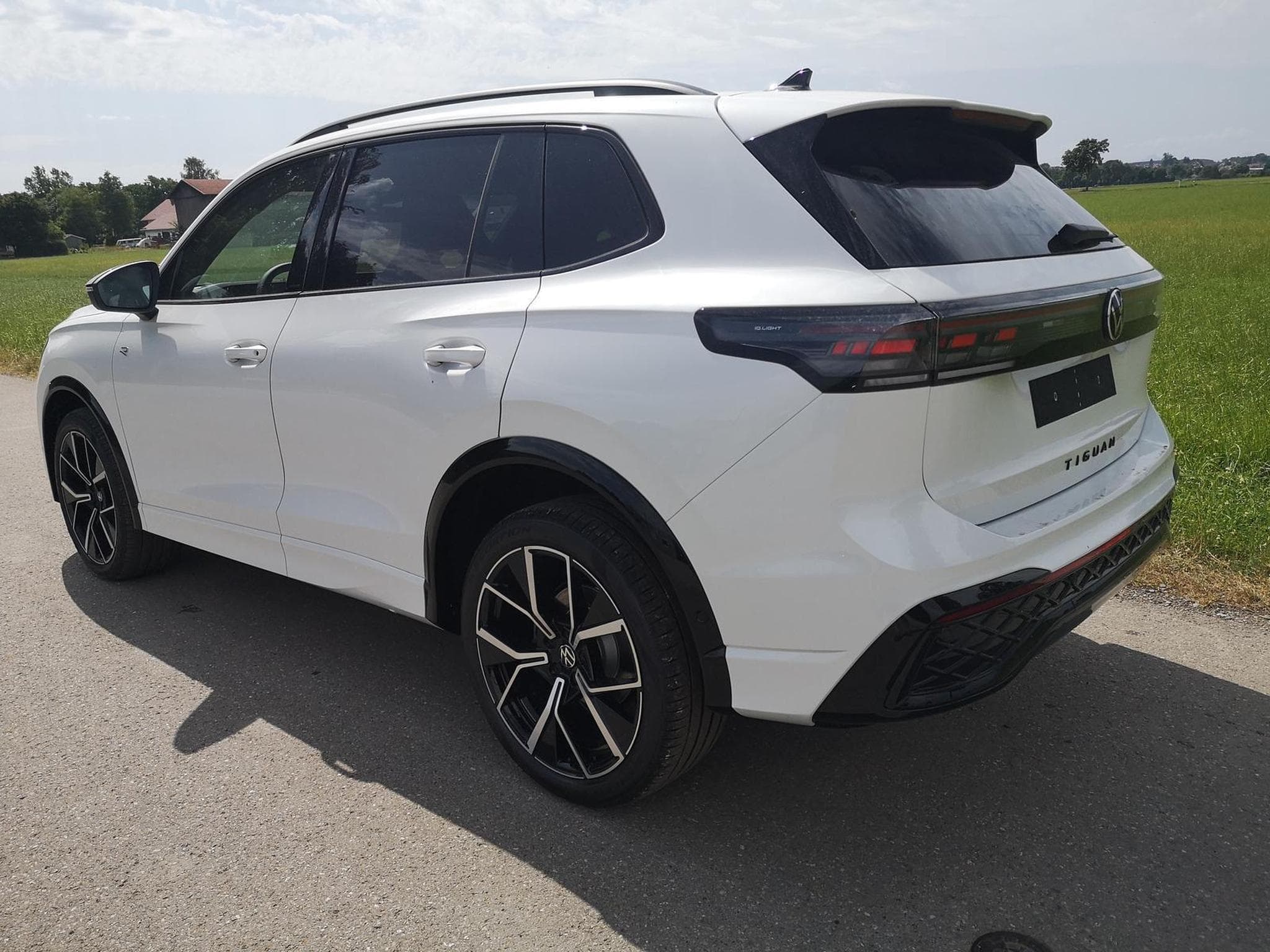 VW Tiguan 2.0 TDI 142 kW 4Motion R-Line (2025) - Photo 2