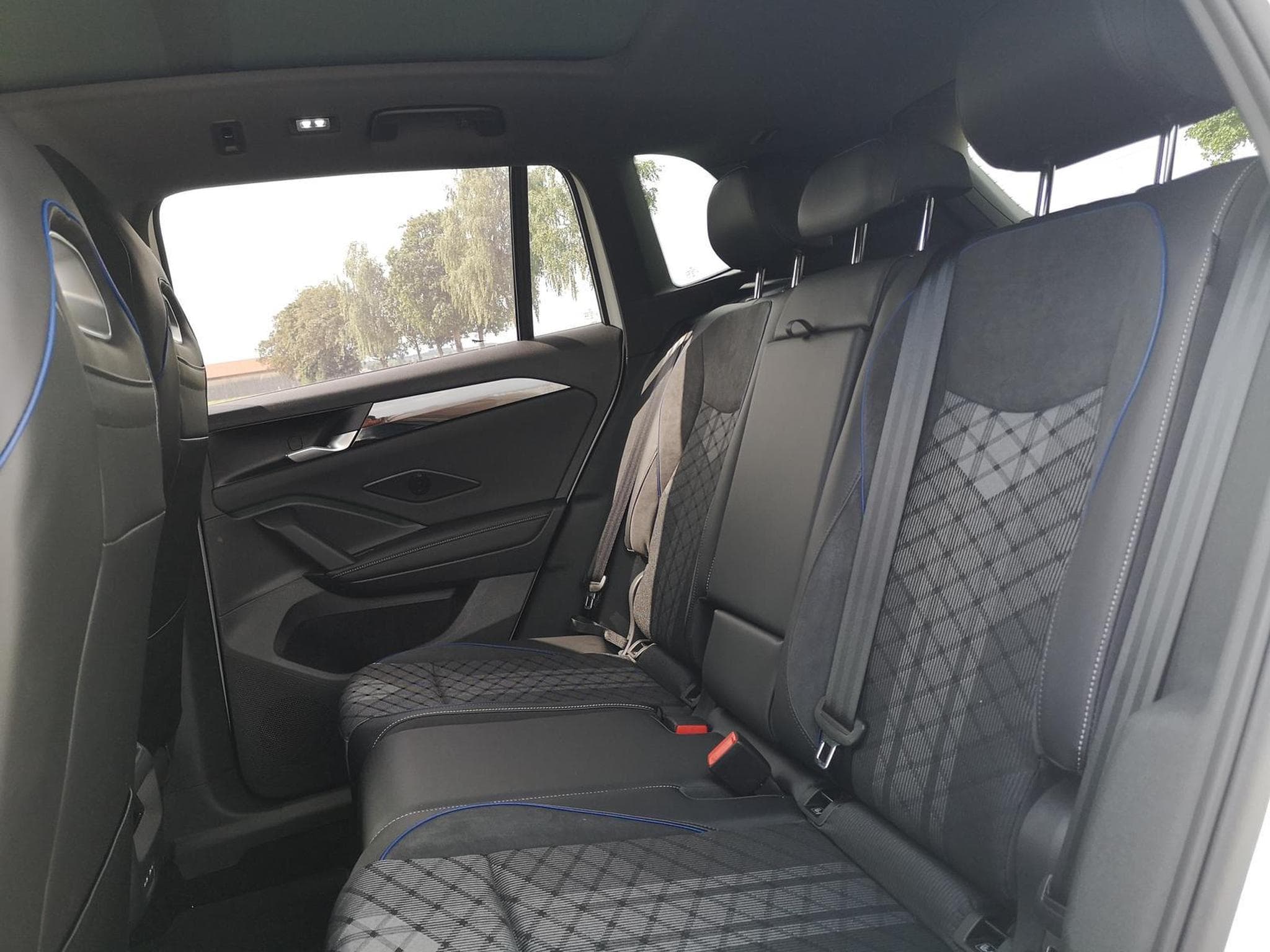 VW Tiguan 2.0 TDI 142 kW 4Motion R-Line (2025) - Photo 10