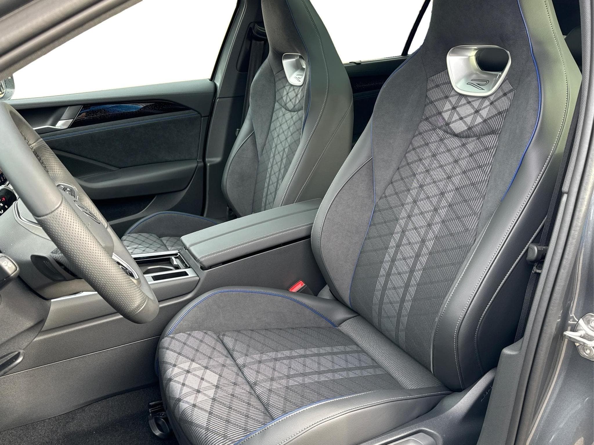 VW Passat Variant R-Line (2026) - Photo 13