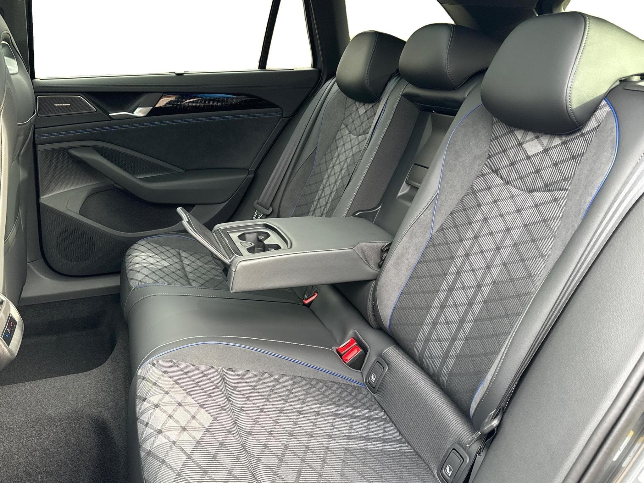 VW Passat Variant R-Line (2026) - Photo 14