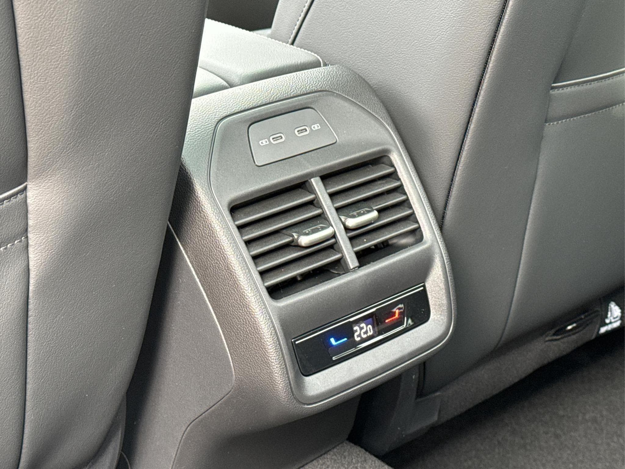 VW Passat Variant R-Line (2026) - Photo 15