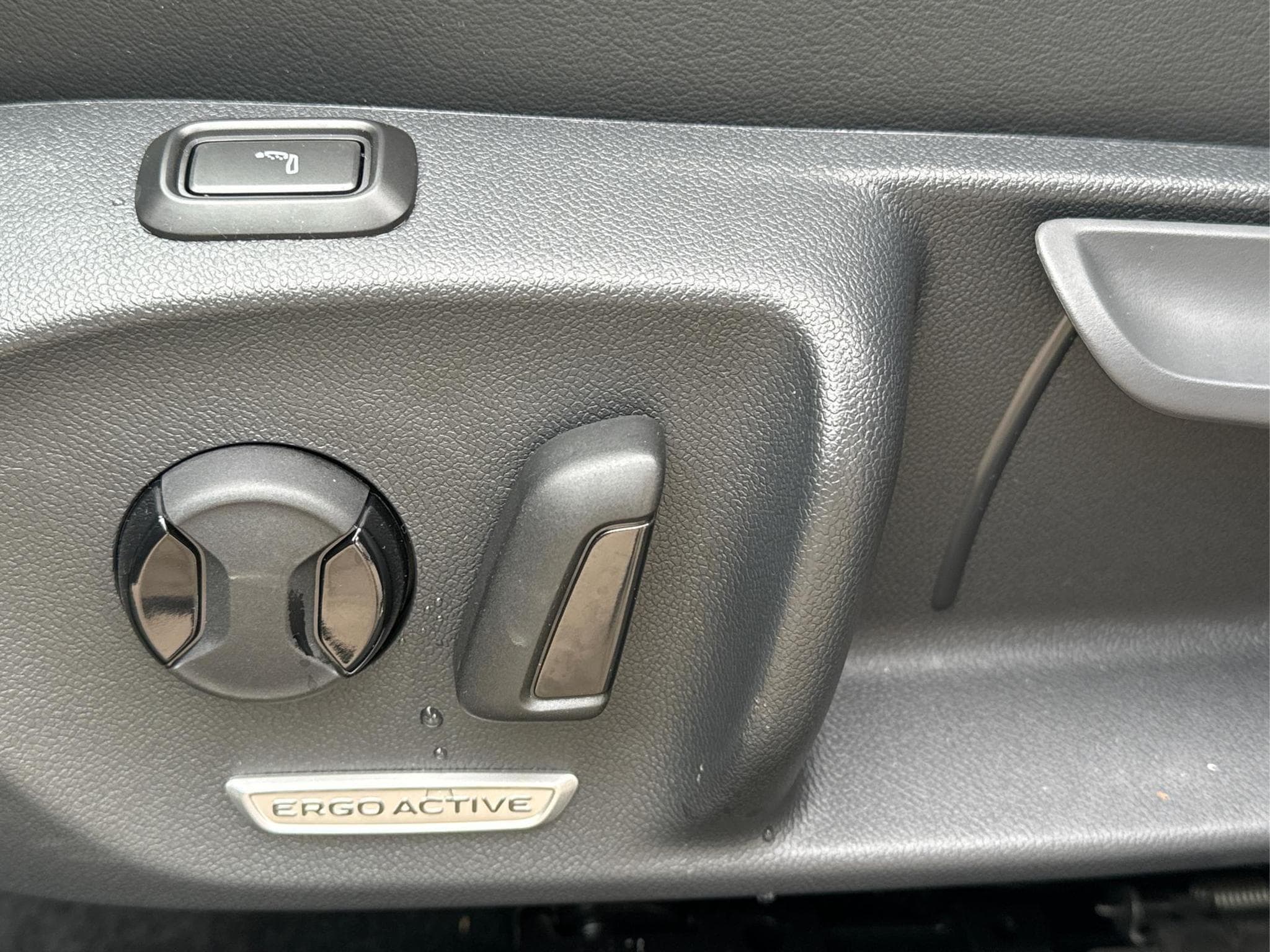 VW Passat Variant R-Line (2026) - Photo 17