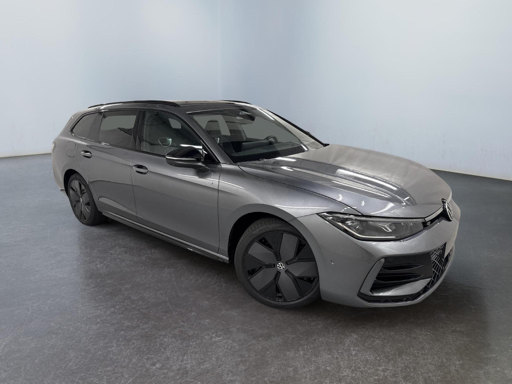 VW Passat Variant R-Line (2025) - Photo 1