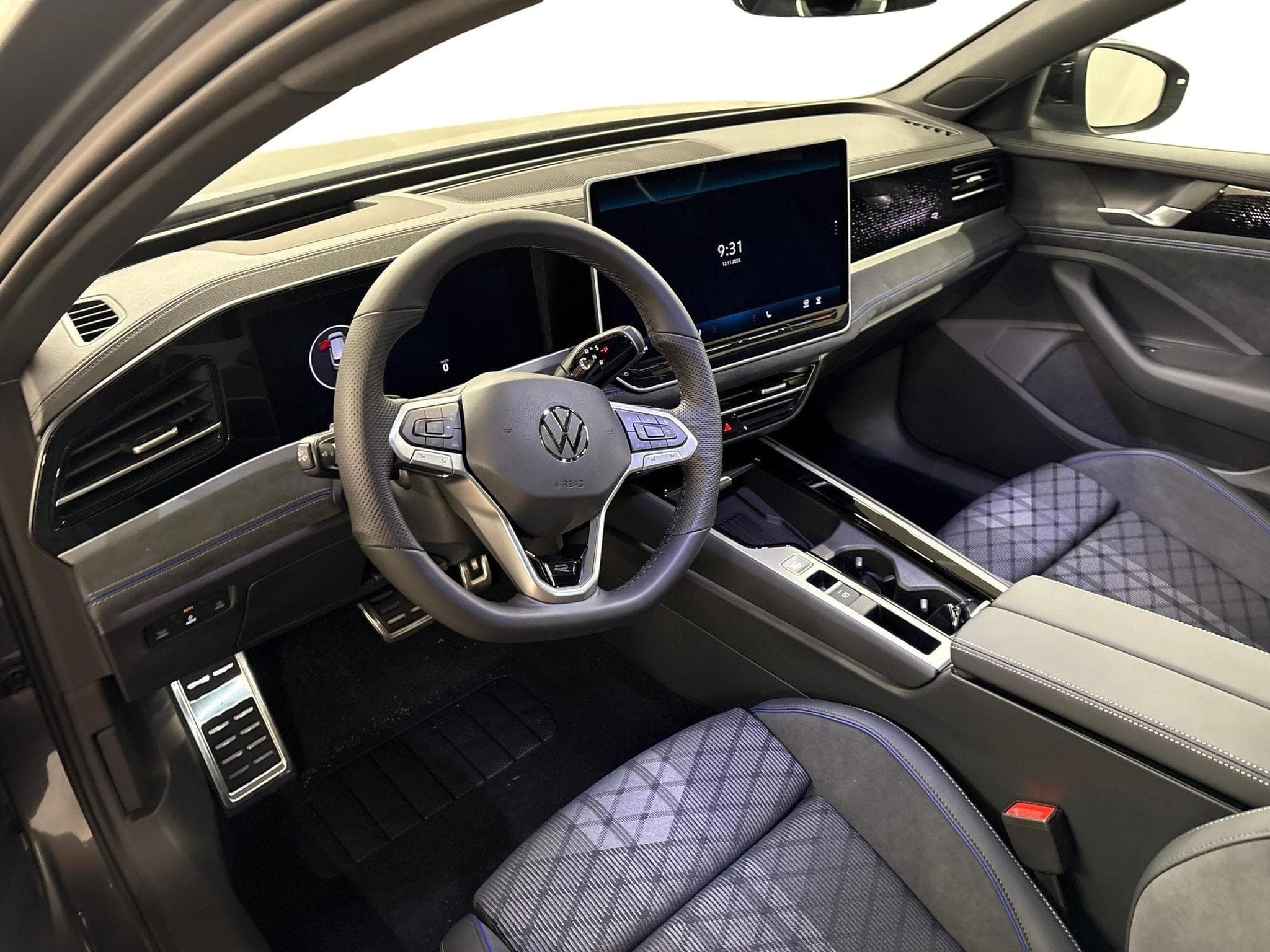 VW Passat Variant R-Line (2025) - Photo 13