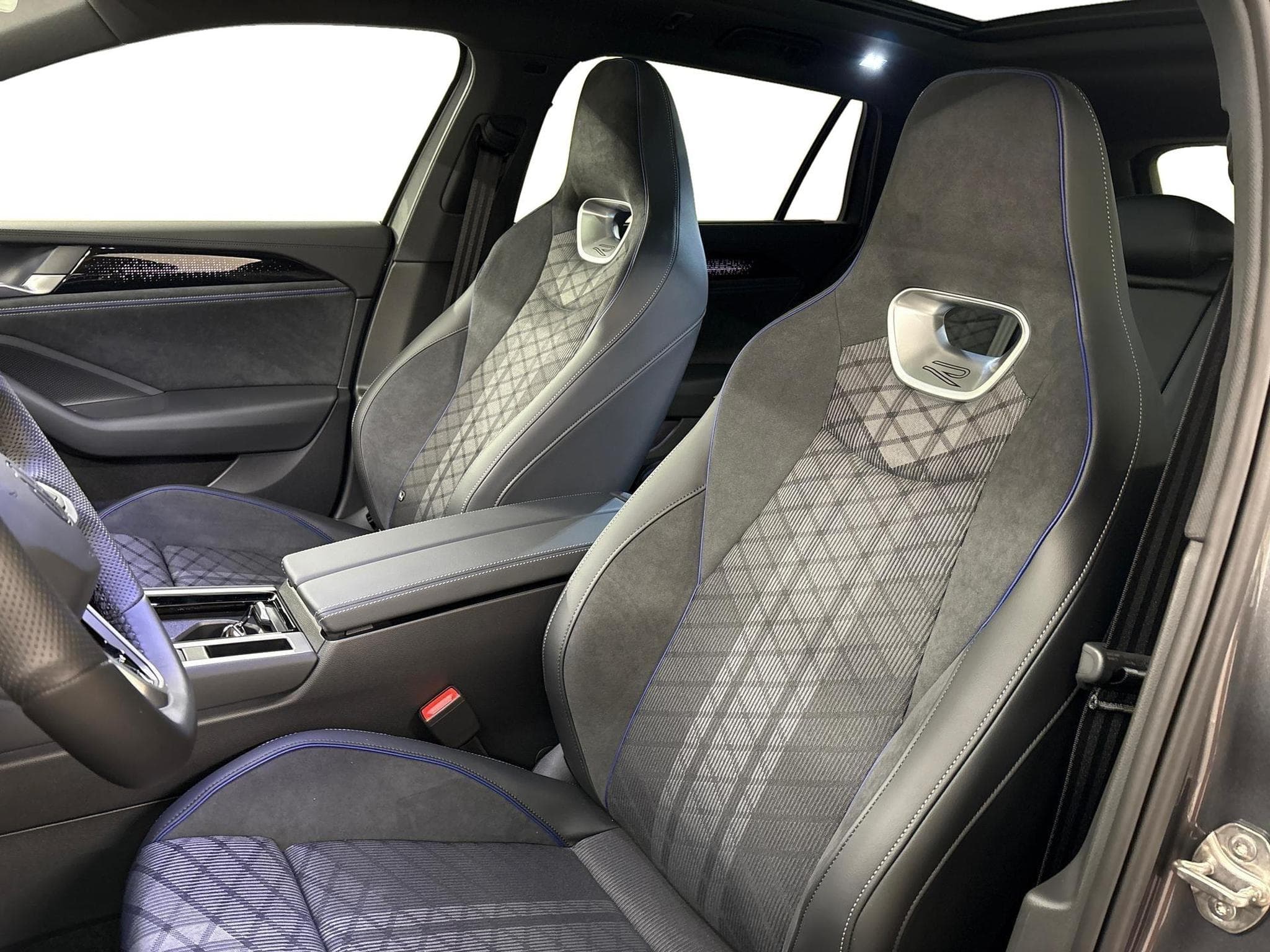 VW Passat Variant R-Line (2025) - Photo 18