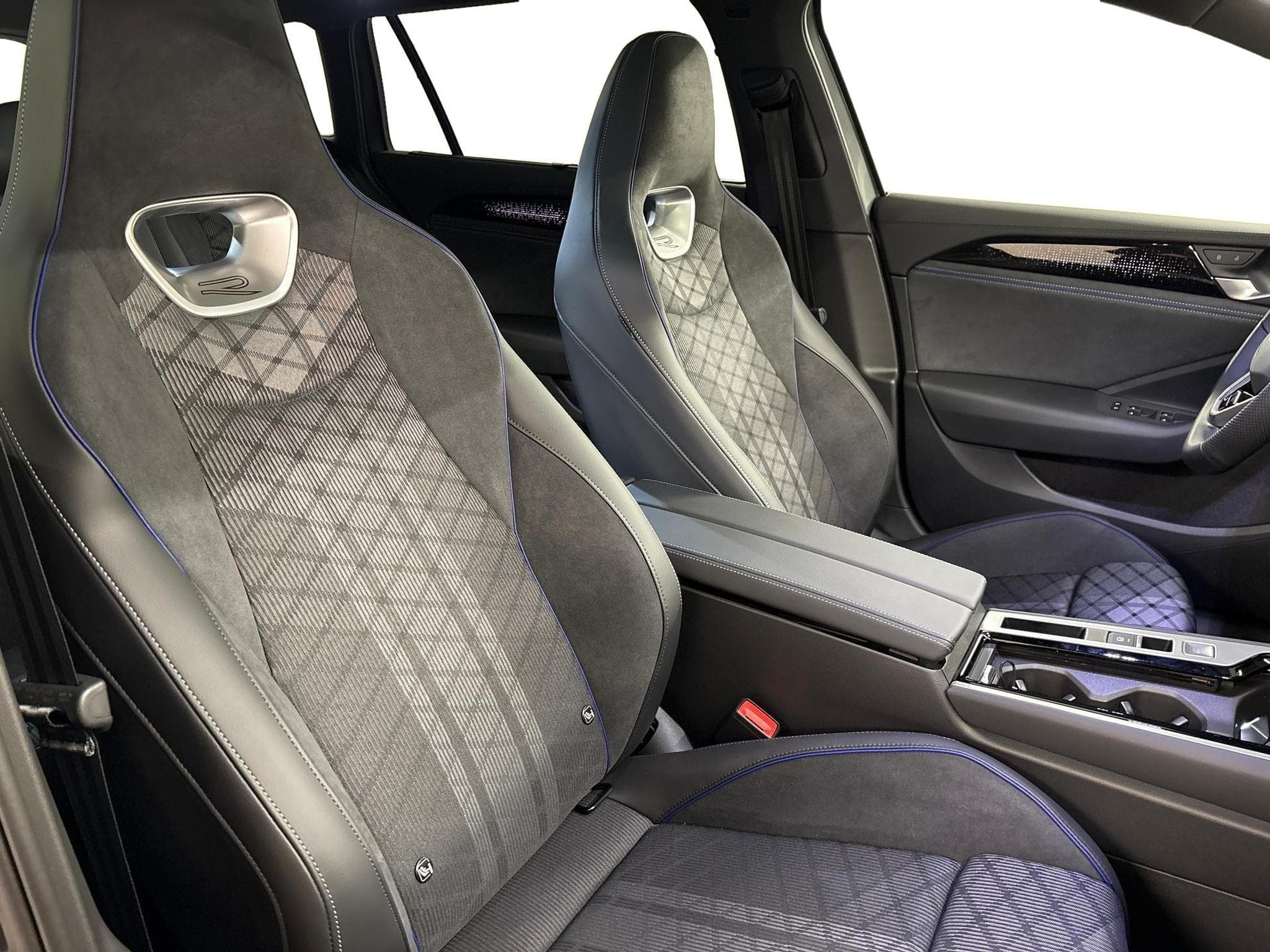 VW Passat Variant R-Line (2025) - Photo 19