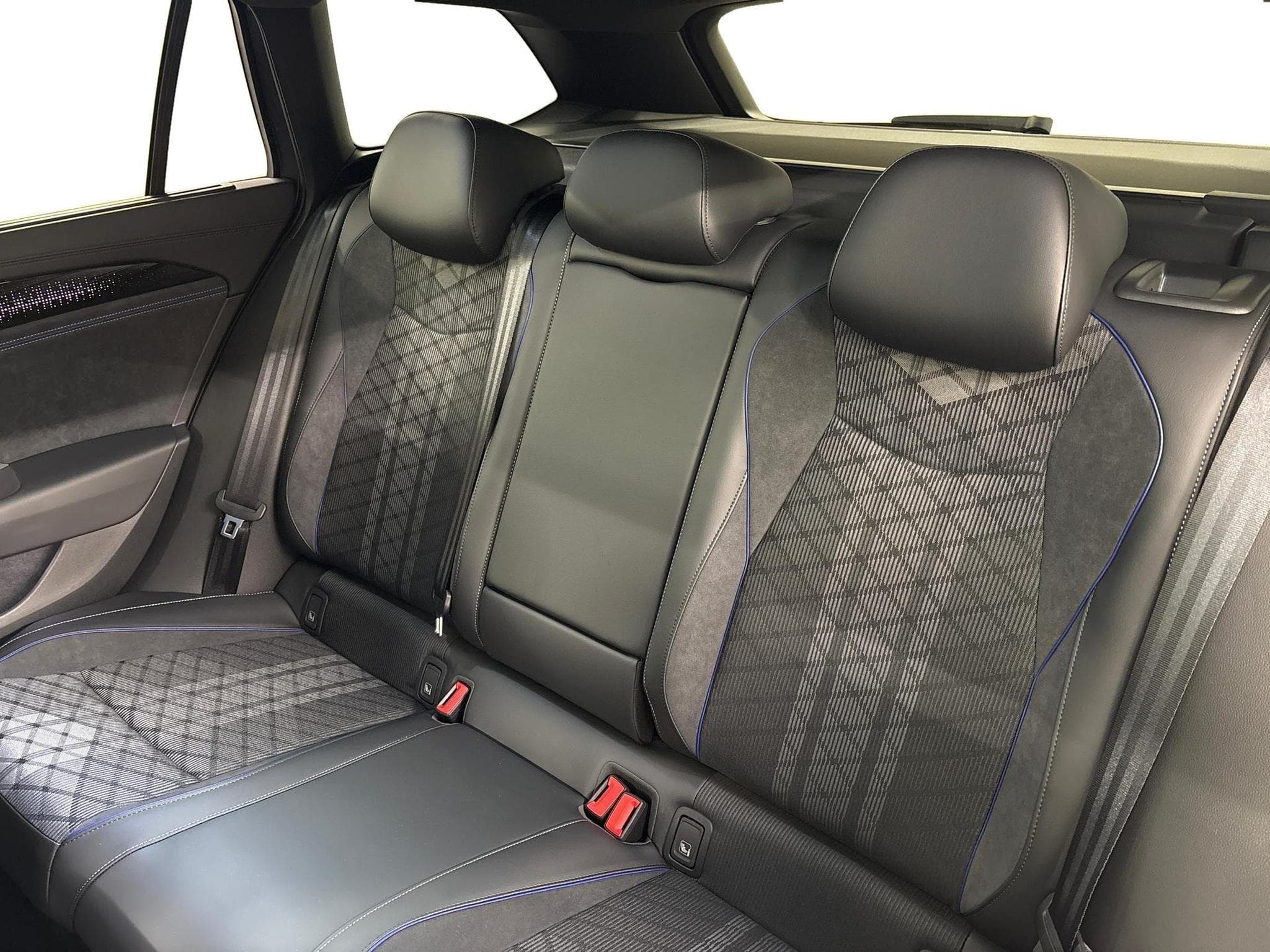 VW Passat Variant R-Line (2025) - Photo 20