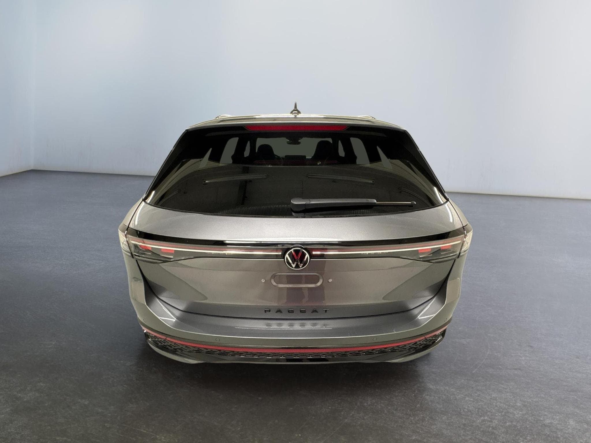 VW Passat Variant R-Line (2025) - Photo 6