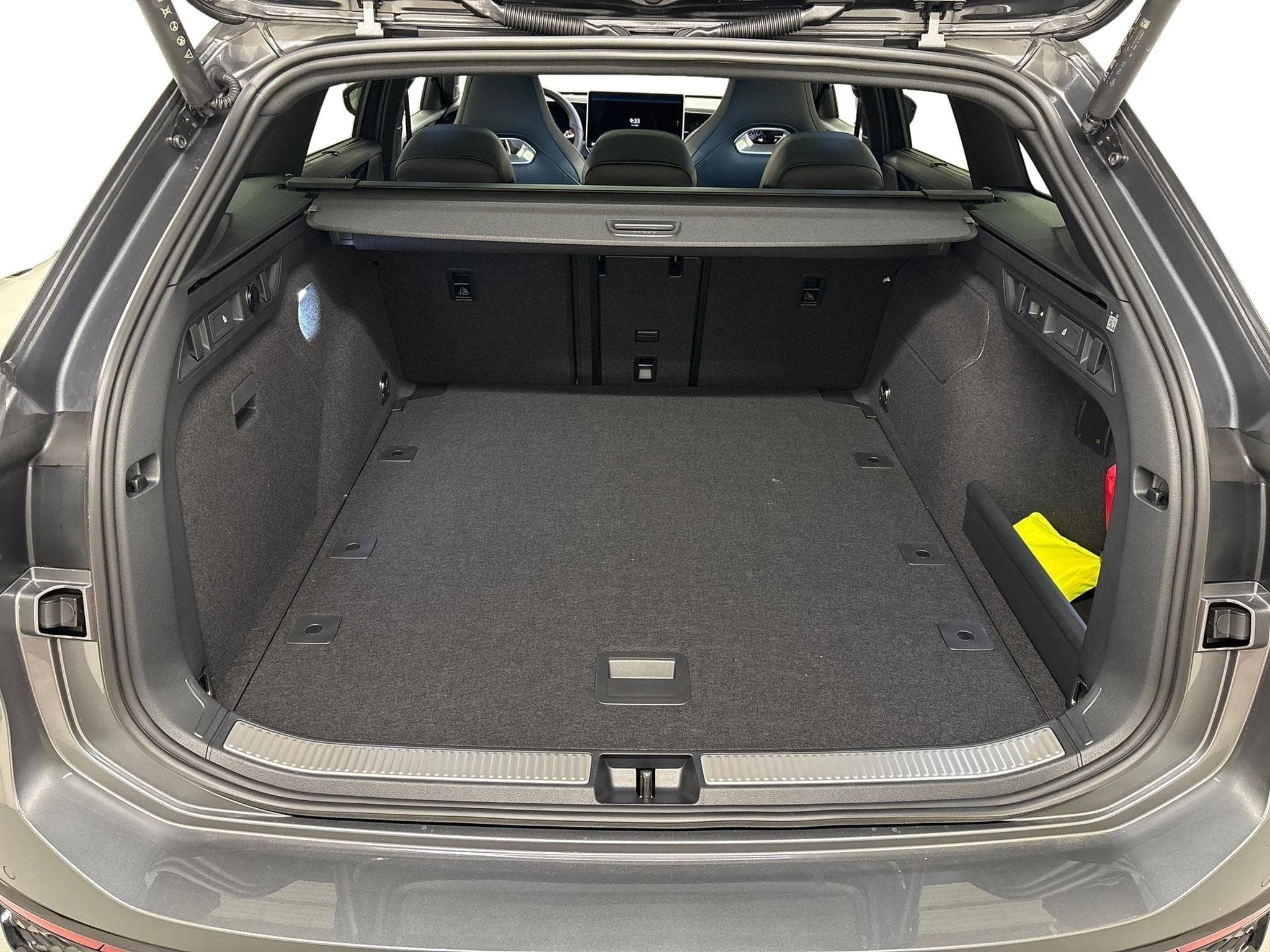 VW Passat Variant R-Line (2025) - Photo 9