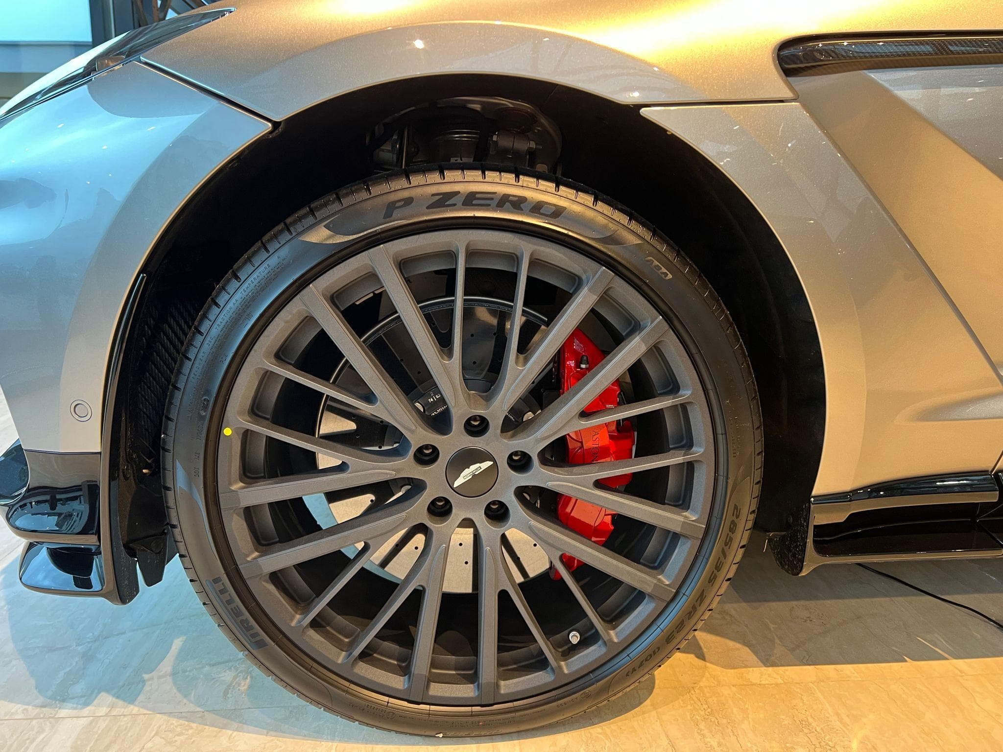 Aston-Martin DBX DBX707 (2025) - Photo 4
