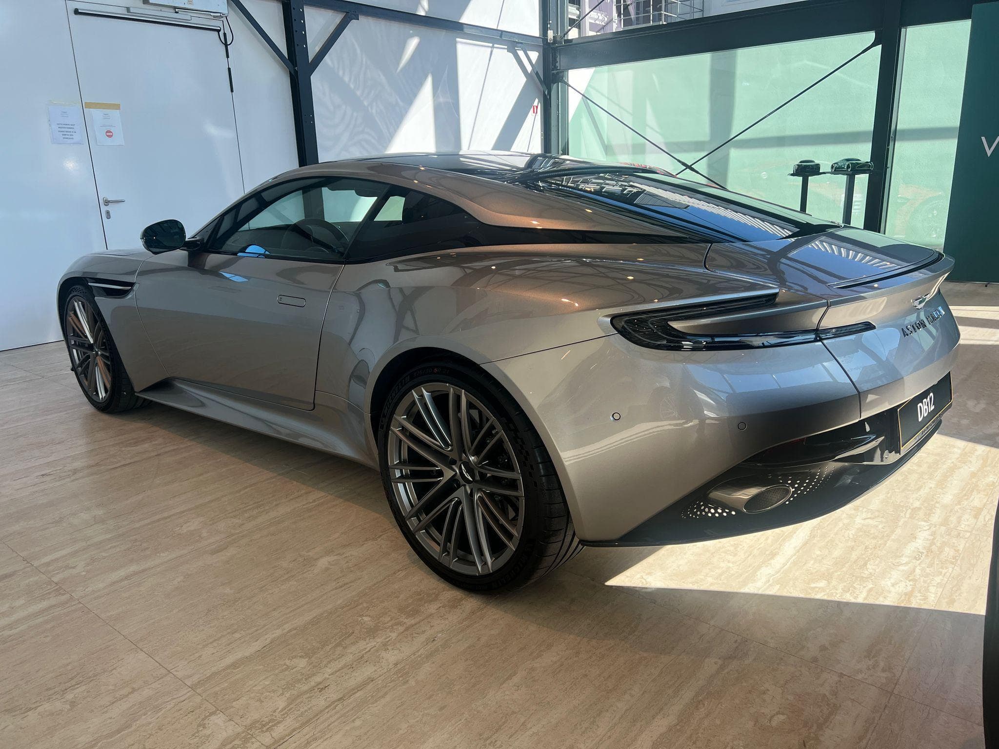 Aston-Martin DB12 4.0l V8 680cv (2025) - Photo 2