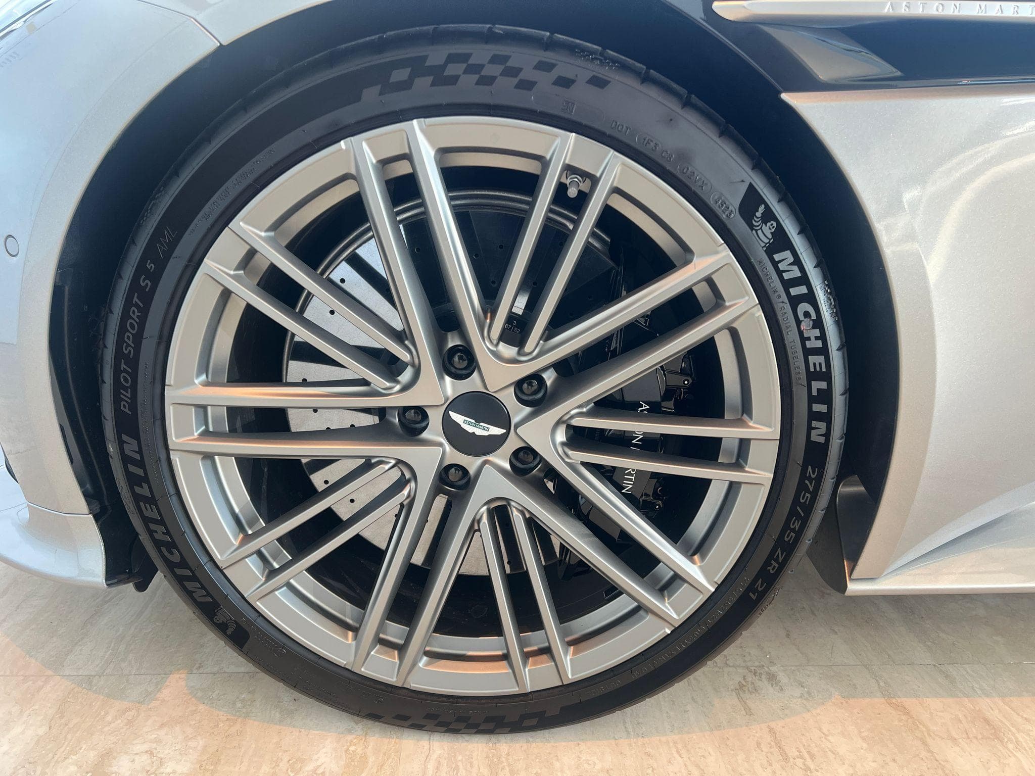 Aston-Martin DB12 4.0l V8 680cv (2025) - Photo 5