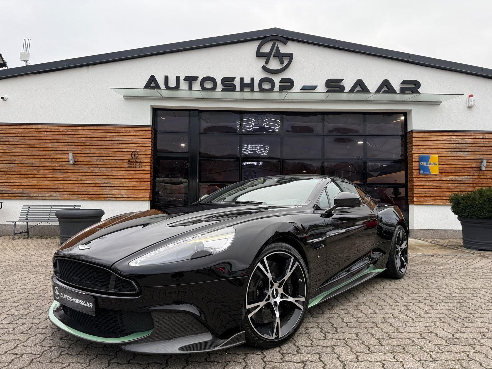 Aston-Martin Vanquish S Coupé V12 (2017) - Photo 1