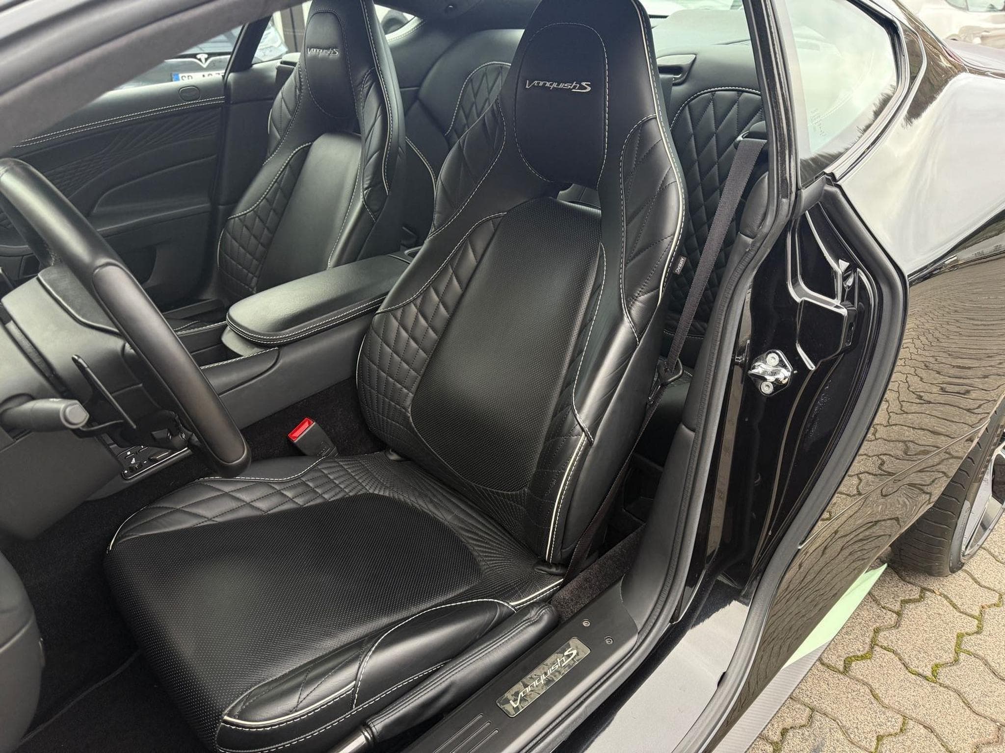 Aston-Martin Vanquish S Coupé V12 (2017) - Photo 6